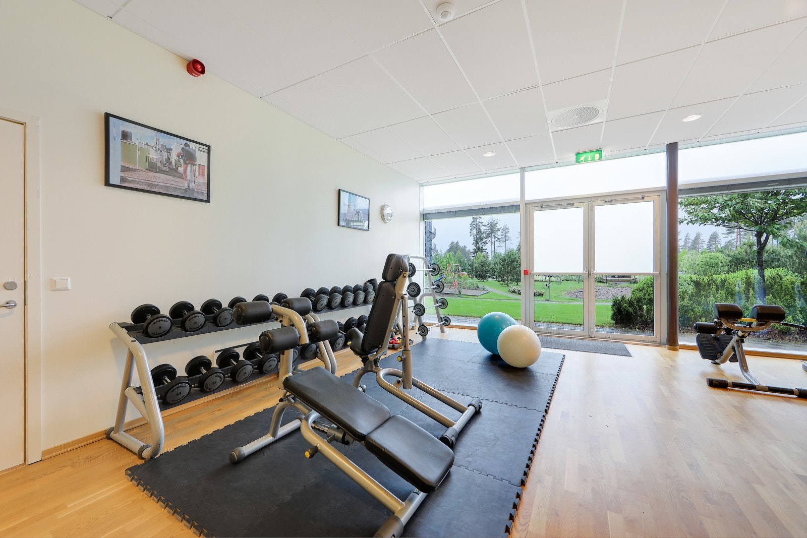 Godt utstyrt treningsrom med blant annet frivekter, tredemølle og andre kondisjonsapparater til fri disposisjon for beboerne i borettslaget. Galleribilde