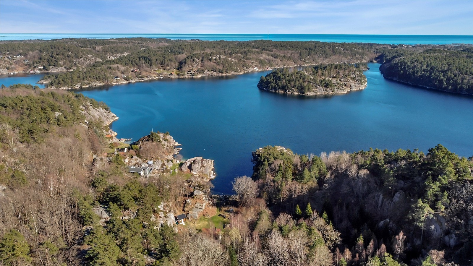 Det er også flere havner i område med drivstoff til båt og landhandel, som for eksempel Brekkestø Landhandel, Lillesand Gjestehavn og Lillesand Marina Galleribilde