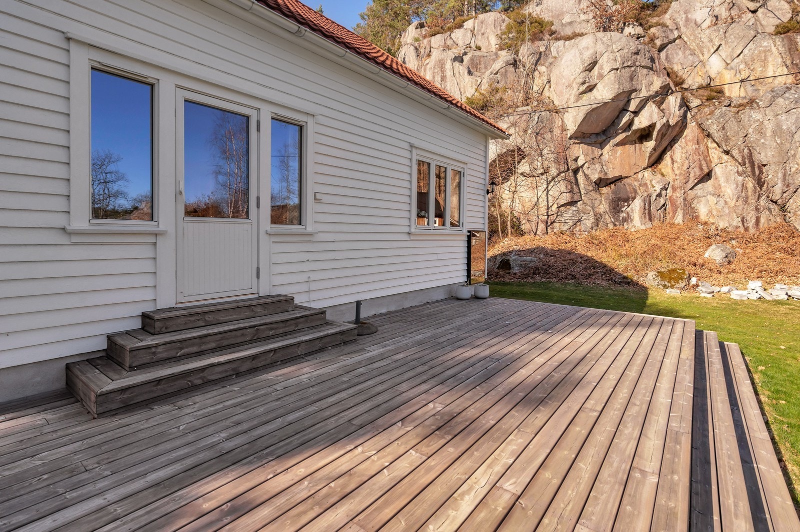 Fra stuen er det direkte utgang til en herlig terrasse på ca. 26 kvm Galleribilde