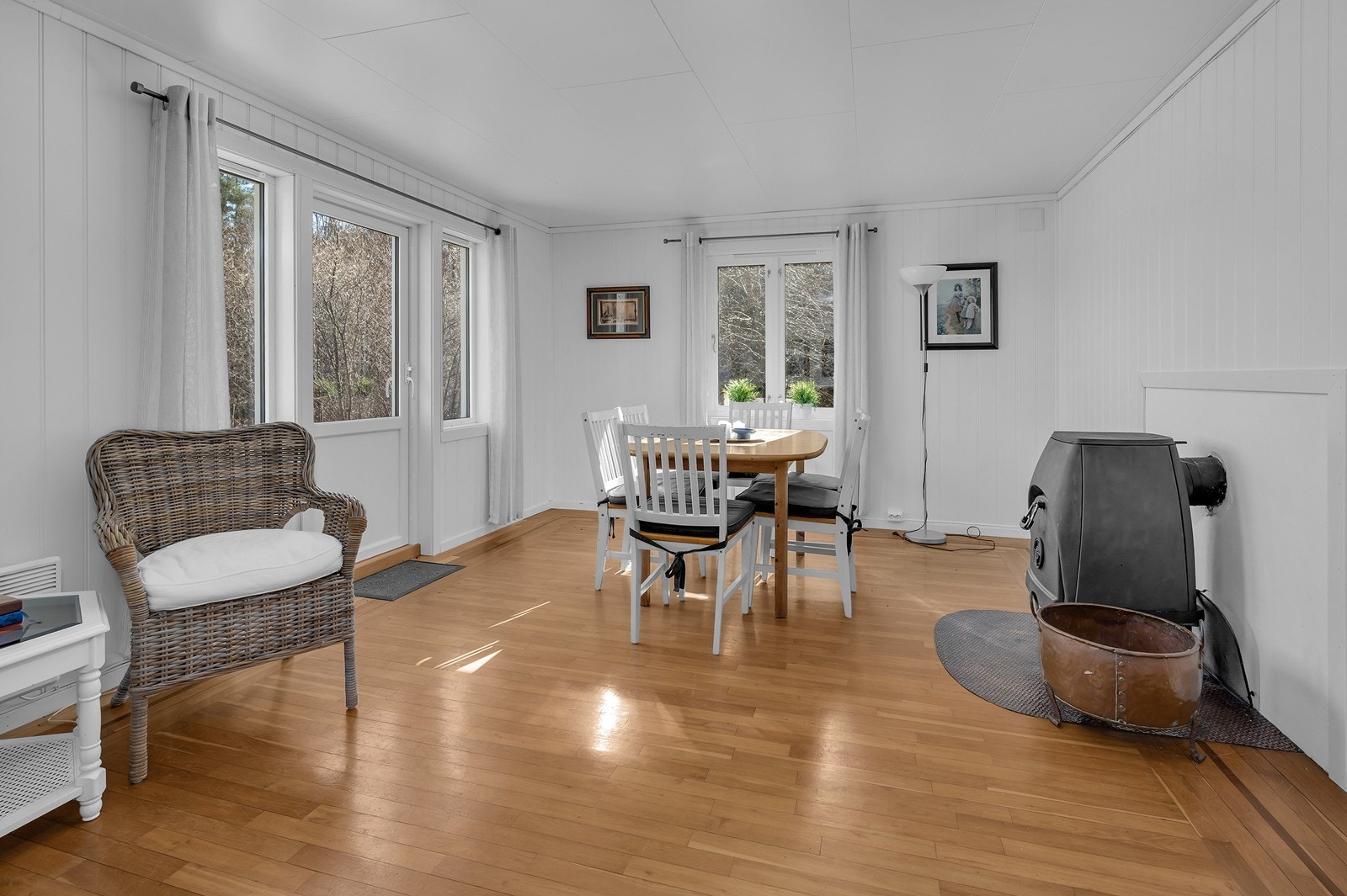 Stue med lysmalte vegger og tregulv Galleribilde