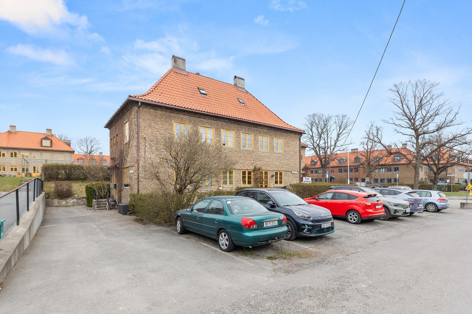 Borettslagets styre har ansvaret for utlysning og utleie av 85 parkeringsplasser. Pris for leie av parkeringsplass er 550 kr pr. mnd. Galleribilde