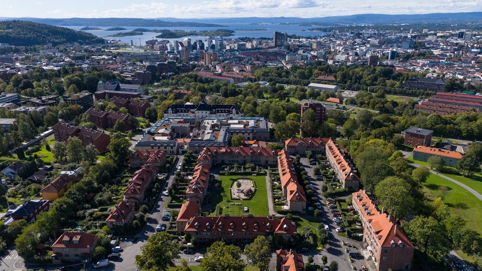 Hagebyen er kjent for sine karakteristiske småhus, frodige hager og fredelige atmosfære, som gir beboerne en følelse av landlig idyll midt i storbyen. Galleribilde