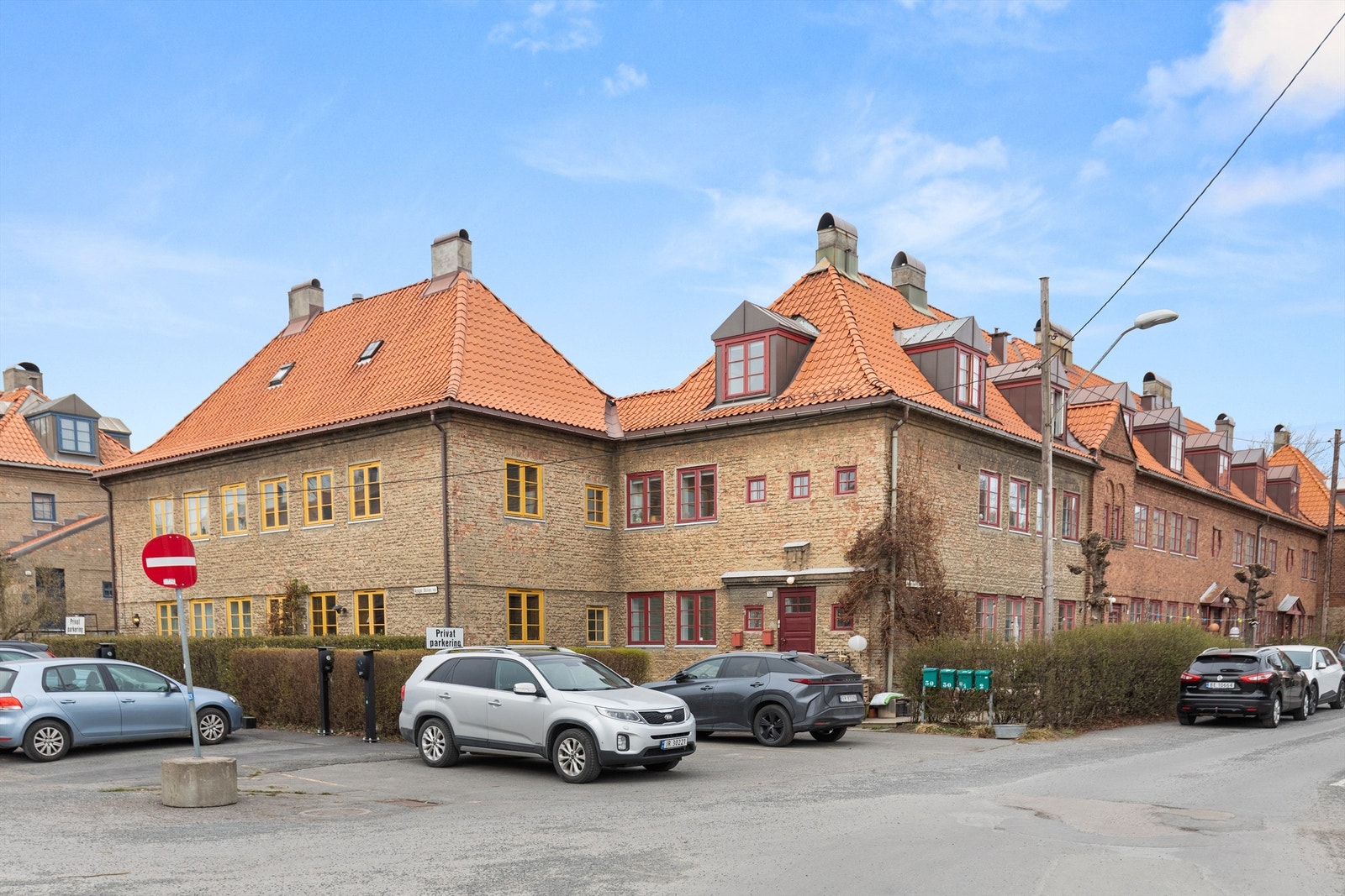 Beboere som ønsker parkeringsplass kan søke om dette gjennom borettslagets hjemmeside (www.lilletoyen.no/parkering). Parkeringsplassene tildeles etter ansiennitet i borettslaget. Galleribilde
