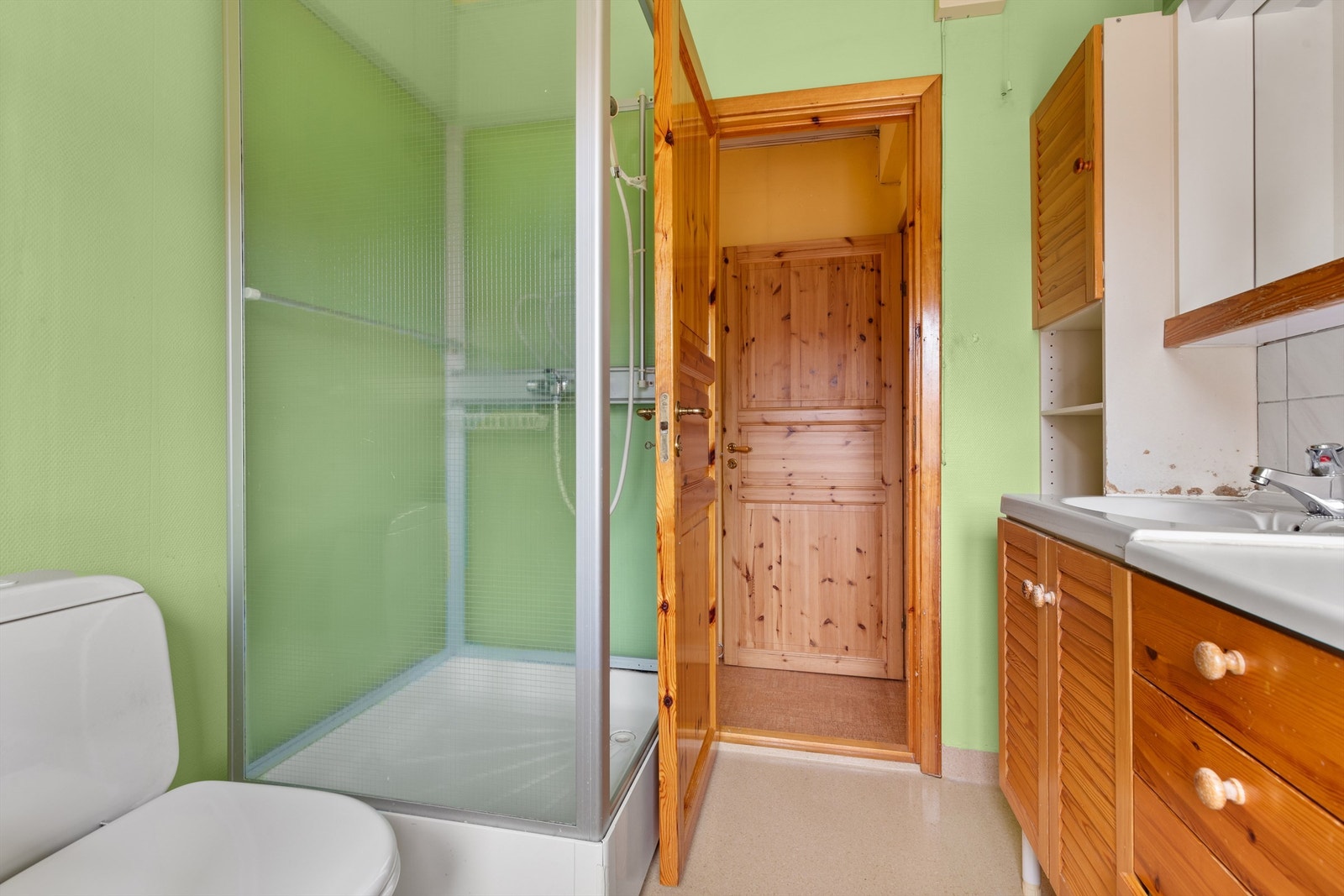 Dagens baderom er opprinnelig byggemeldt som kjøkken og inngår som en del av kjøkkenet jf. byggetegninger og er ikke godkjent til varig opphold. Galleribilde