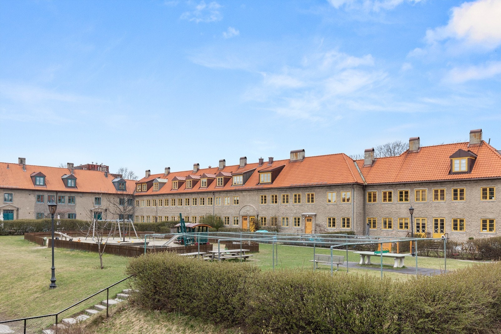 Etter først å ha vært i kommunalt eie, ble Lille Tøyen hageby etablert som borettslag i 1957 og består totalt av 308 andelsleiligheter/townhouse. Selskapet er oppført på Byantikvarens gule liste som bevaringsverdig. Galleribilde