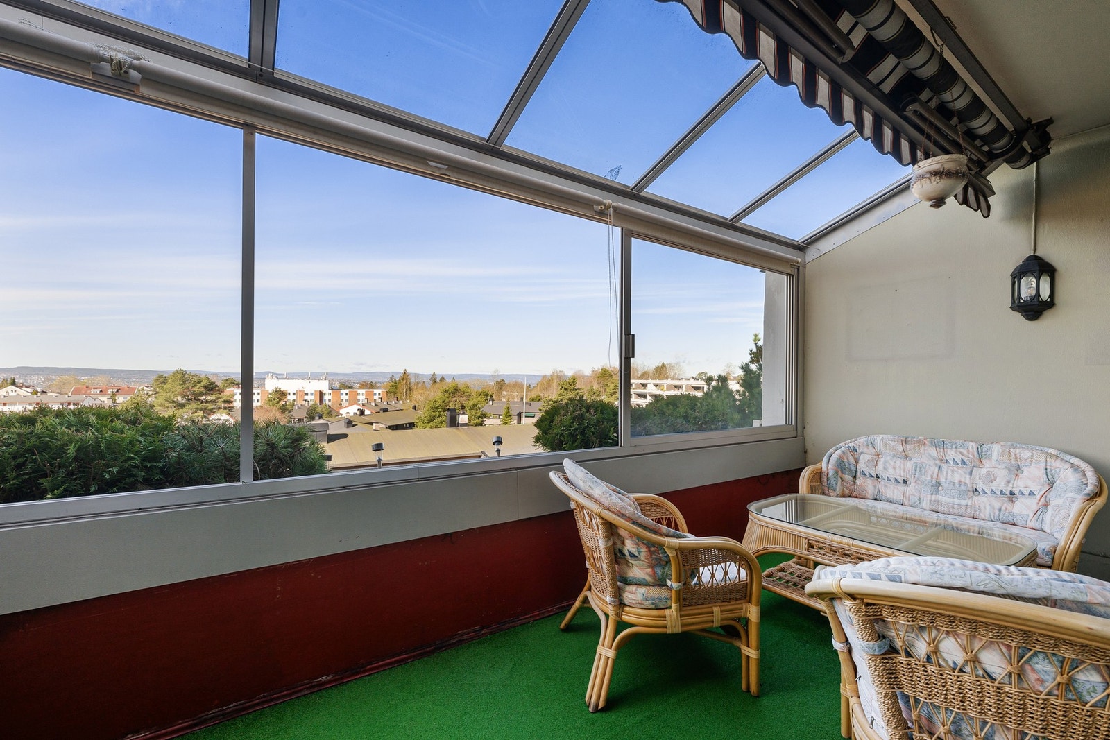 Fra stuen er det utgang til en hyggelig, vestvendt terrasse med flott utsikt Galleribilde