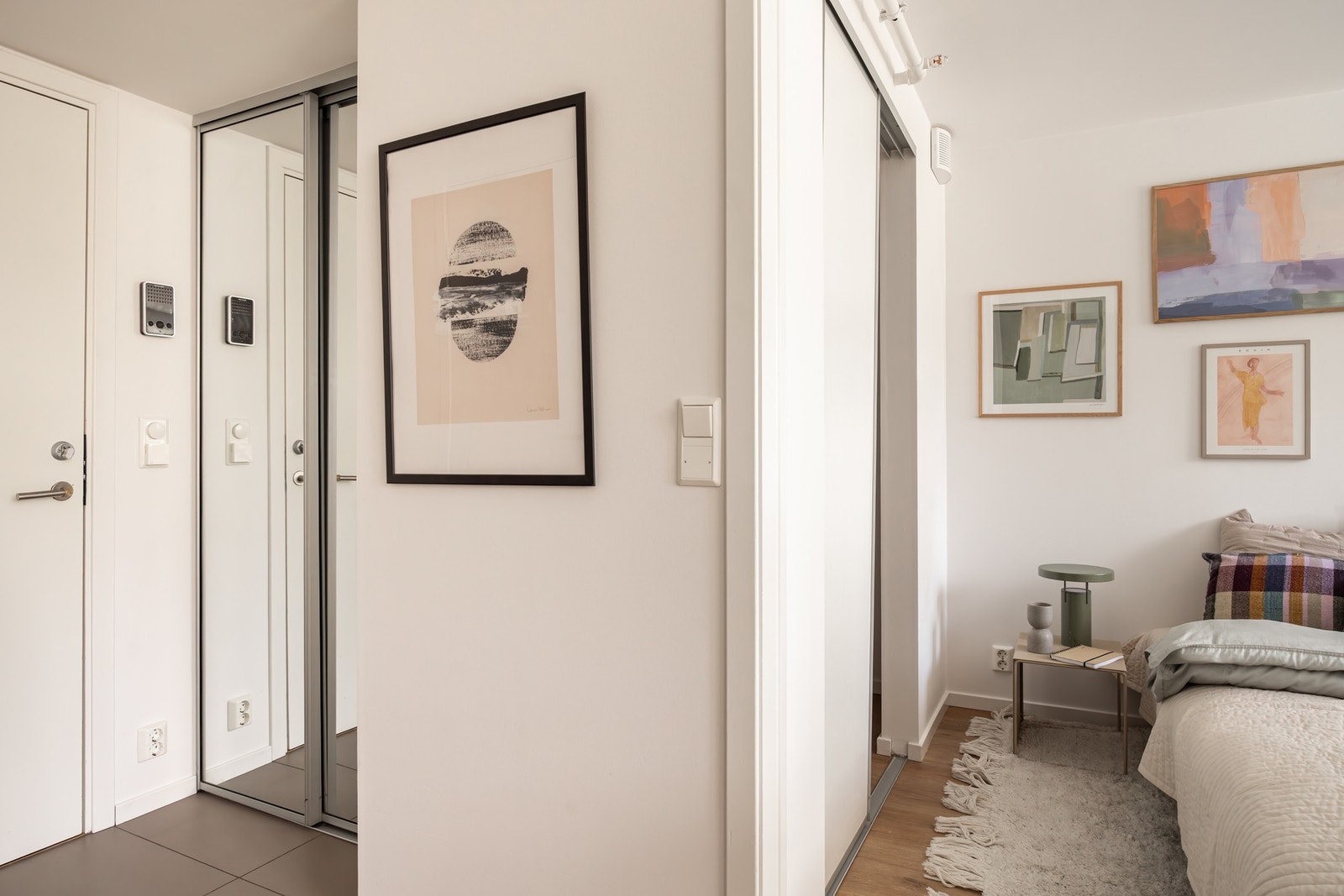 I entréen er det plass til å henge fra seg yttertøy i plassbygget skyvedørsgarderobe. Galleribilde