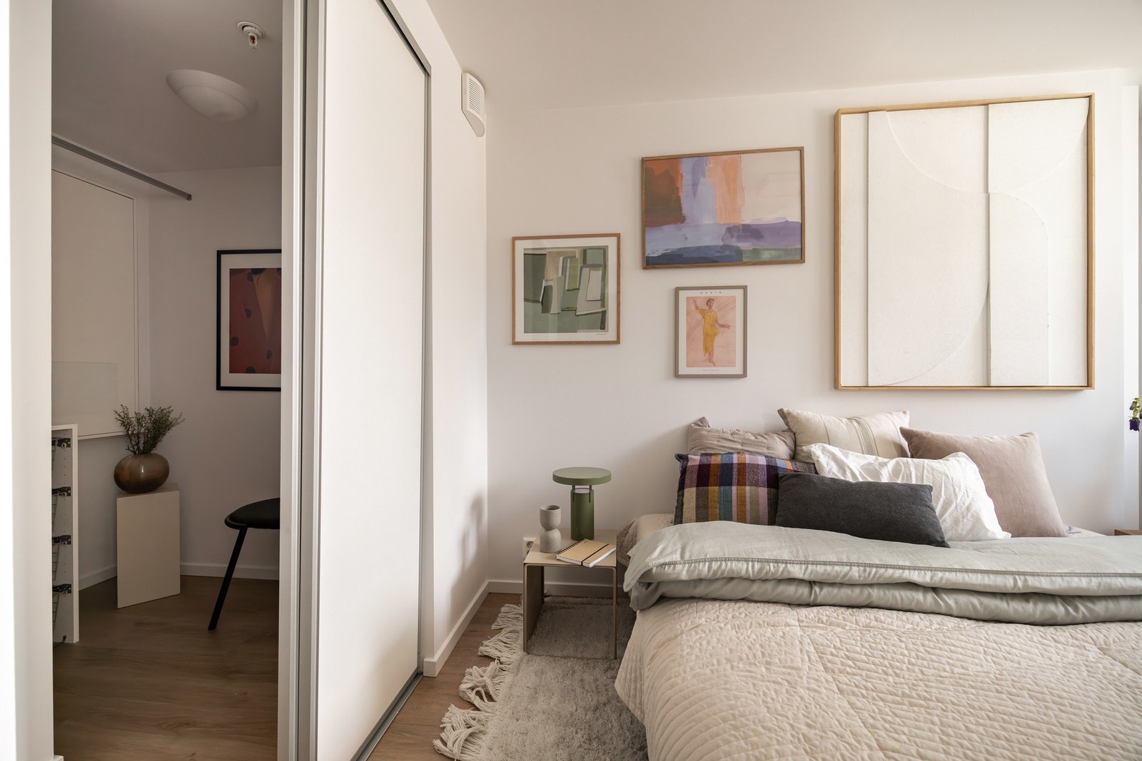 Inngang til romslig garderobe. Galleribilde