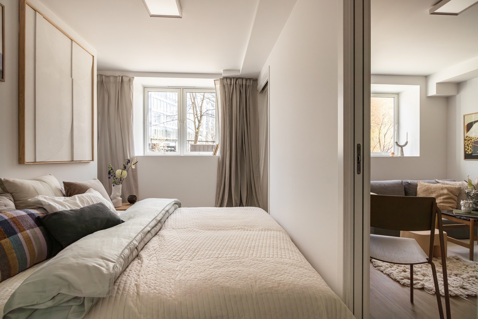 Praktisk løsning med inngang til soverommet på hver side av senga. Galleribilde