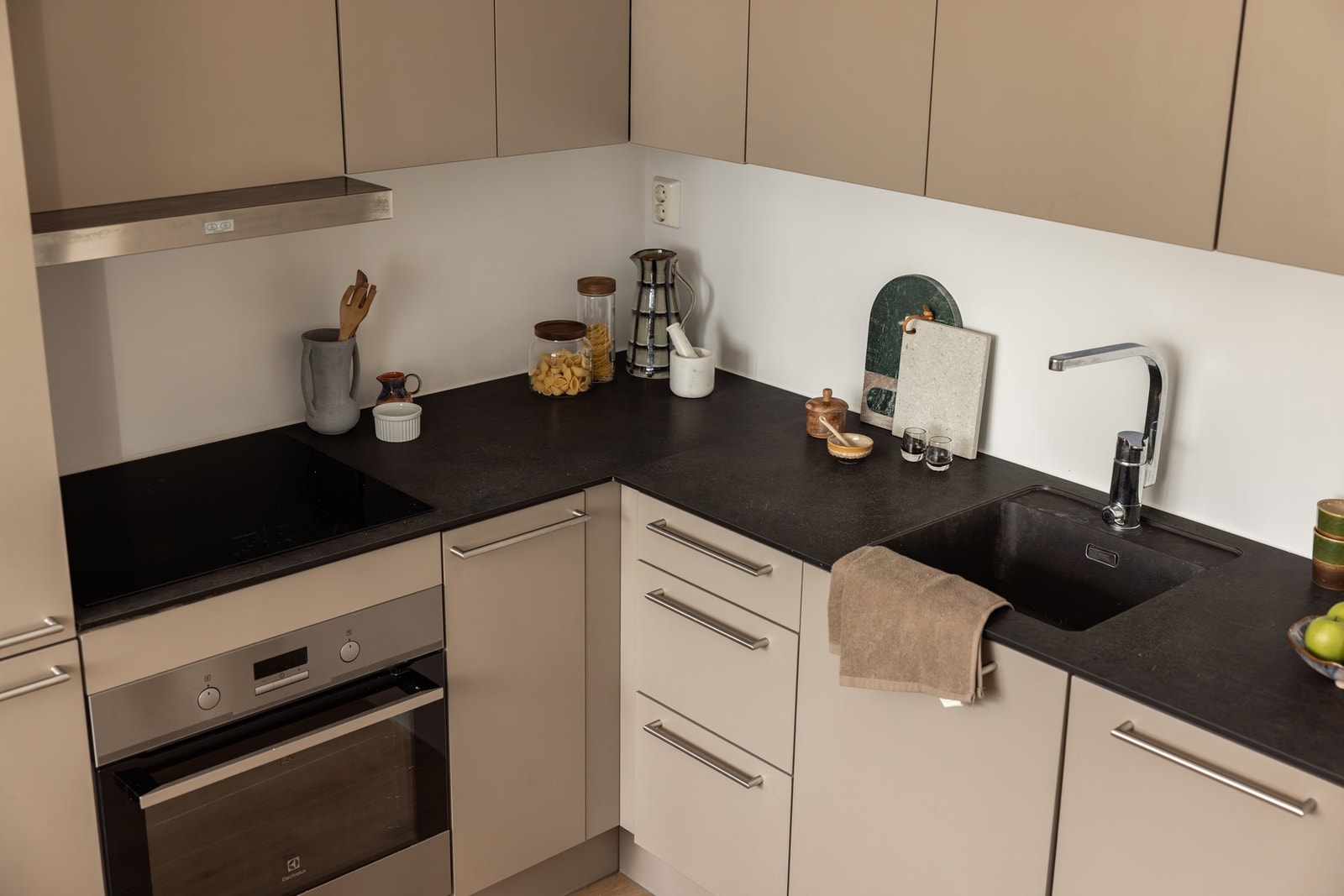 Her får du sømløst og moderne kjøkken med integrert komfyr, oppvaskmaskin, og kjøl/fryseskap. Galleribilde