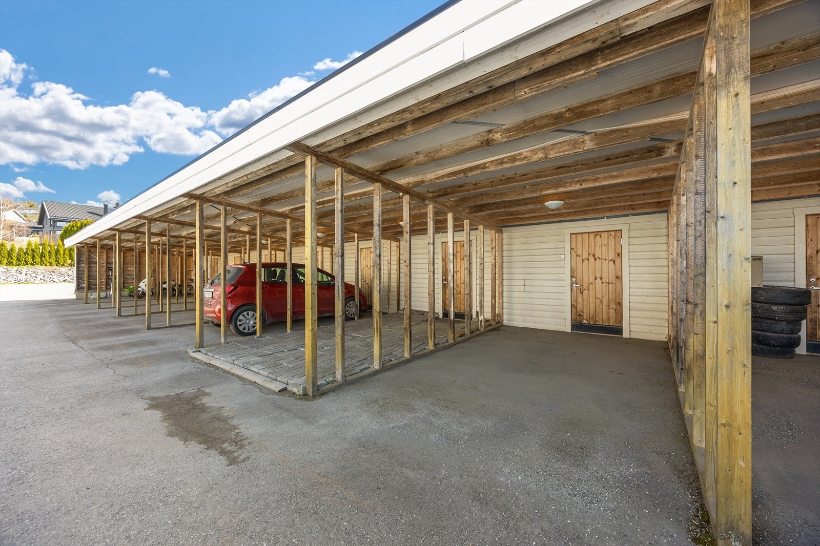 Parkering gjøres enkelt i tilhørende carport hvor man også har tilgang til en praktisk bod i bakkant Galleribilde