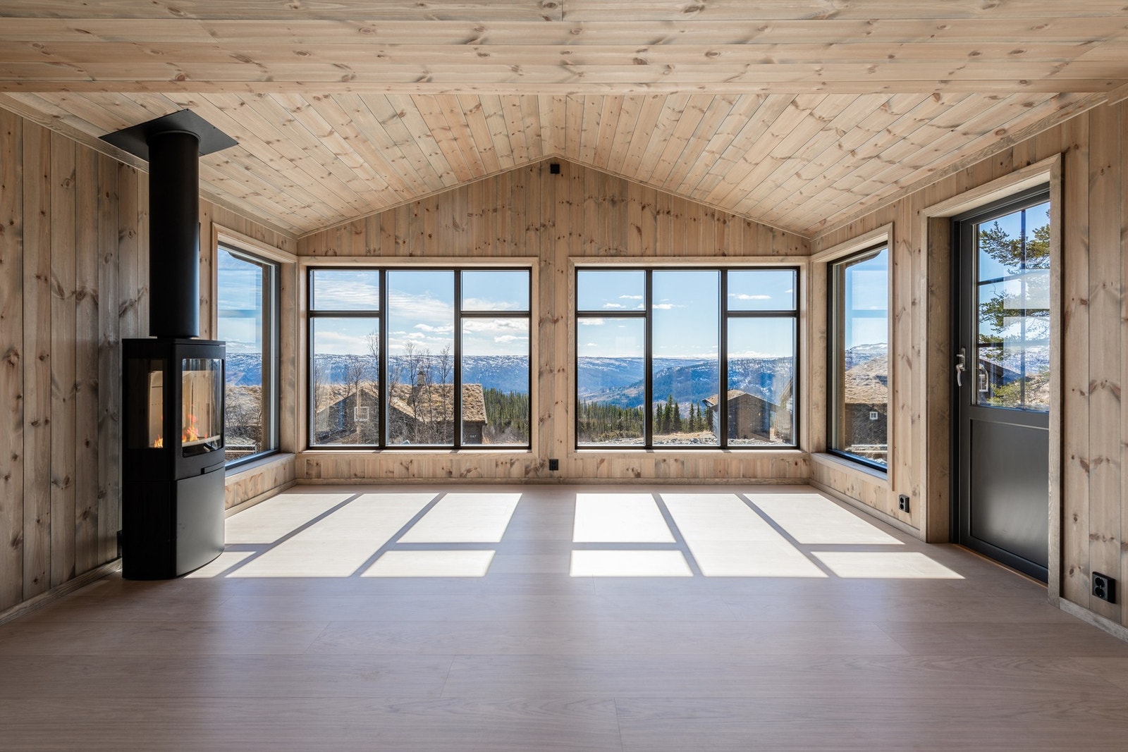 Med stor takhøyde, blir rommet åpent og luftig. Galleribilde