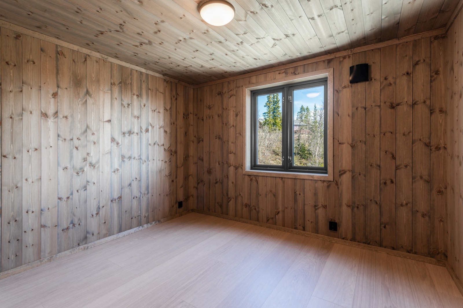 Hytten har to soverom i første etasje Galleribilde