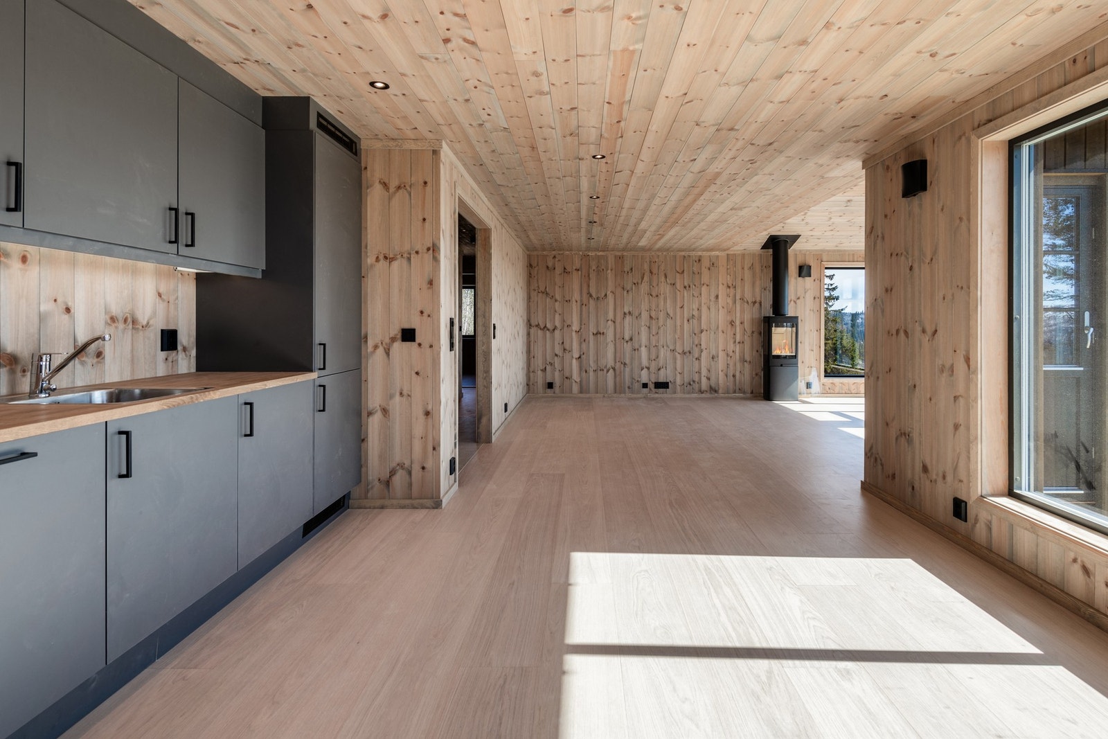 Den åpne løsningen mellom kjøkken og spisestue gjør matlagingen sosial og hyggelig Galleribilde