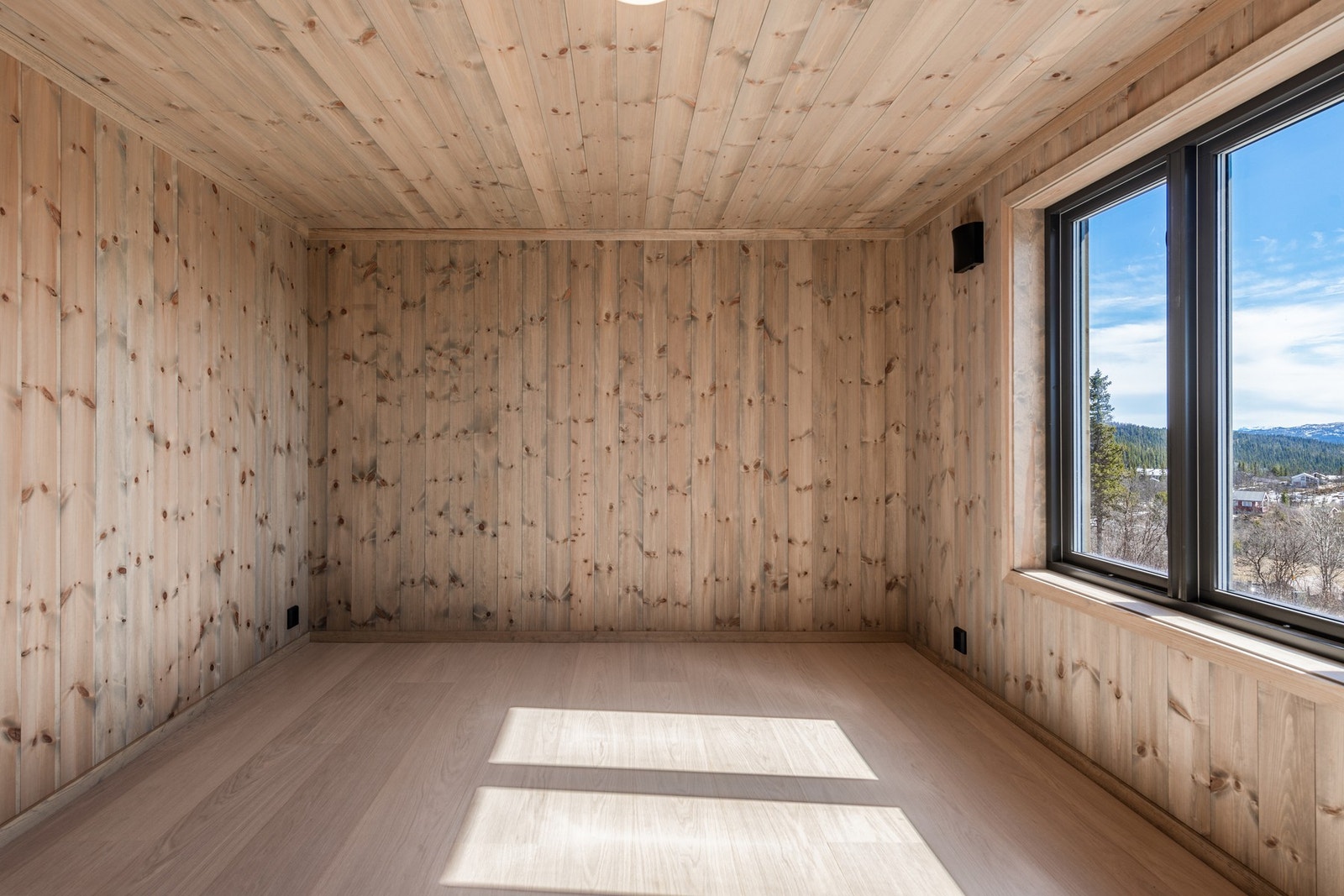 Hoved soverommet med store vindu som inviterer naturen inn. Galleribilde