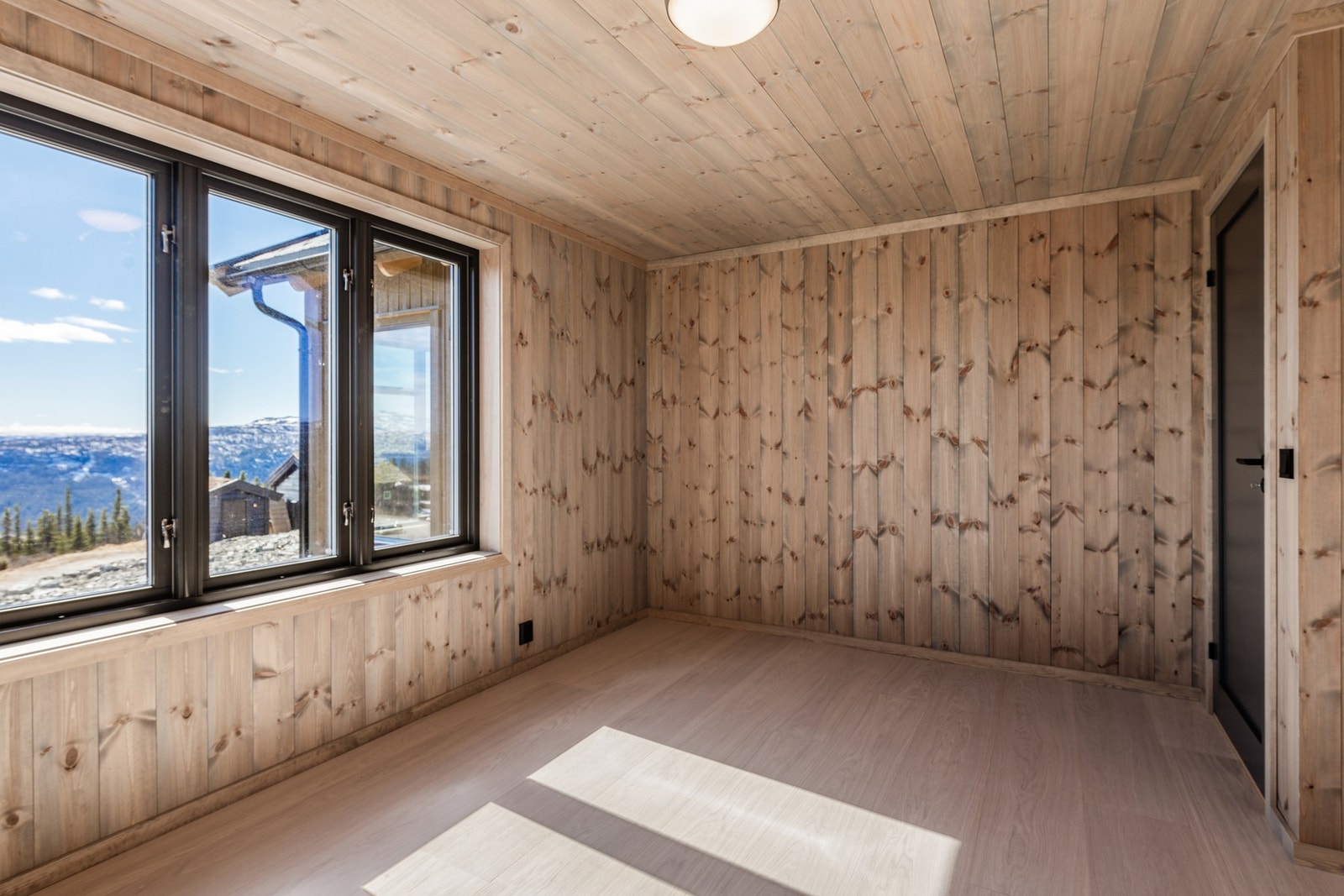 Innred soverommet med myke dyner, frisk fjelluft og eventyrlige drømmer Galleribilde