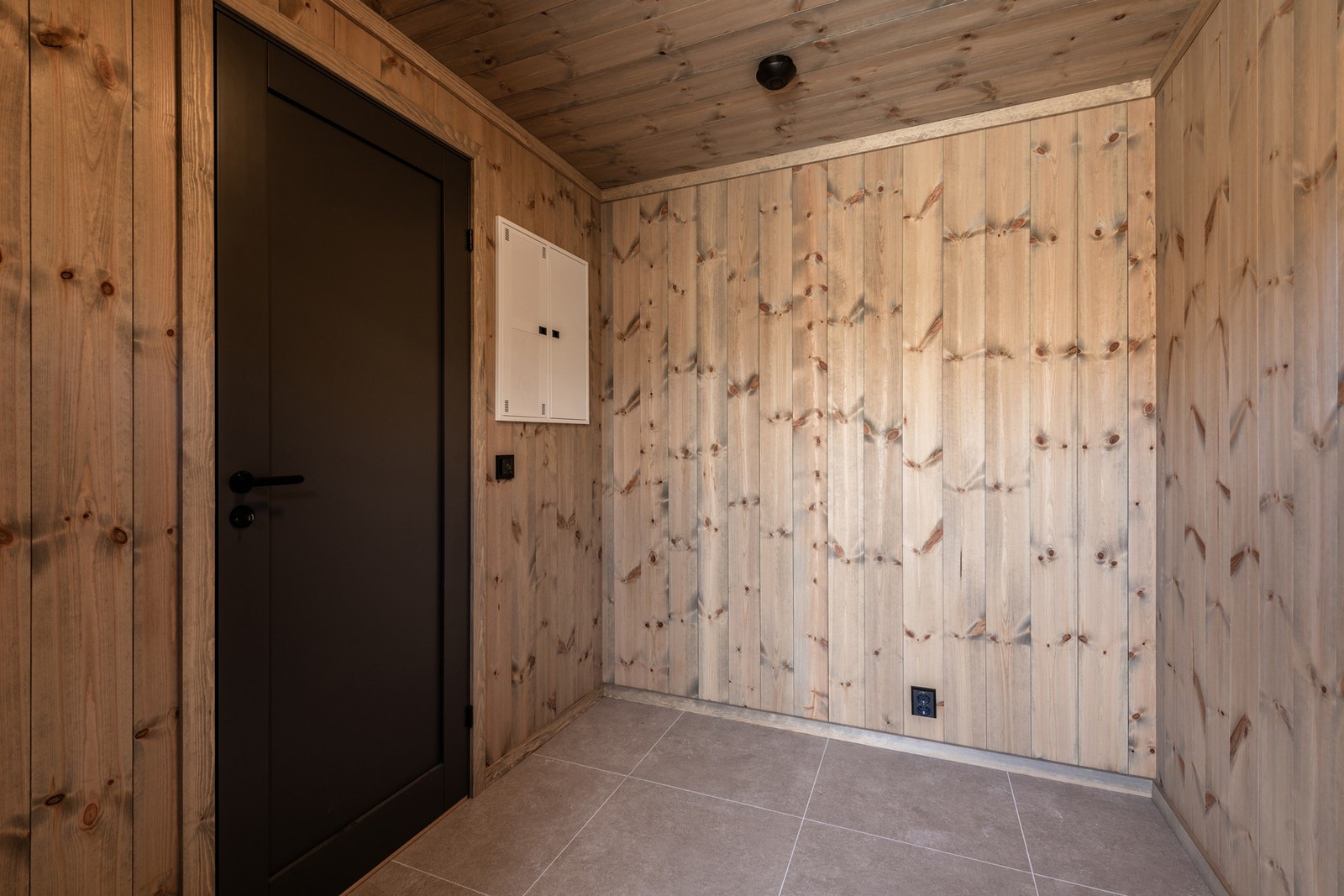 Bod med inngang både fra hytten og utenfra Galleribilde