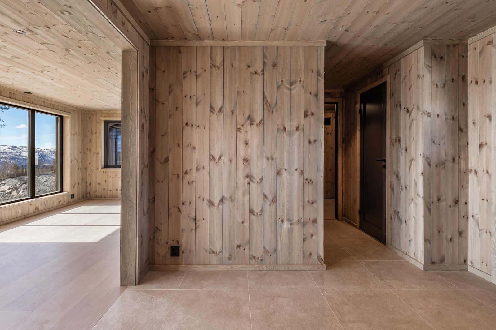 Hytten er levert med stående glattpanel 14x145mm Galleribilde