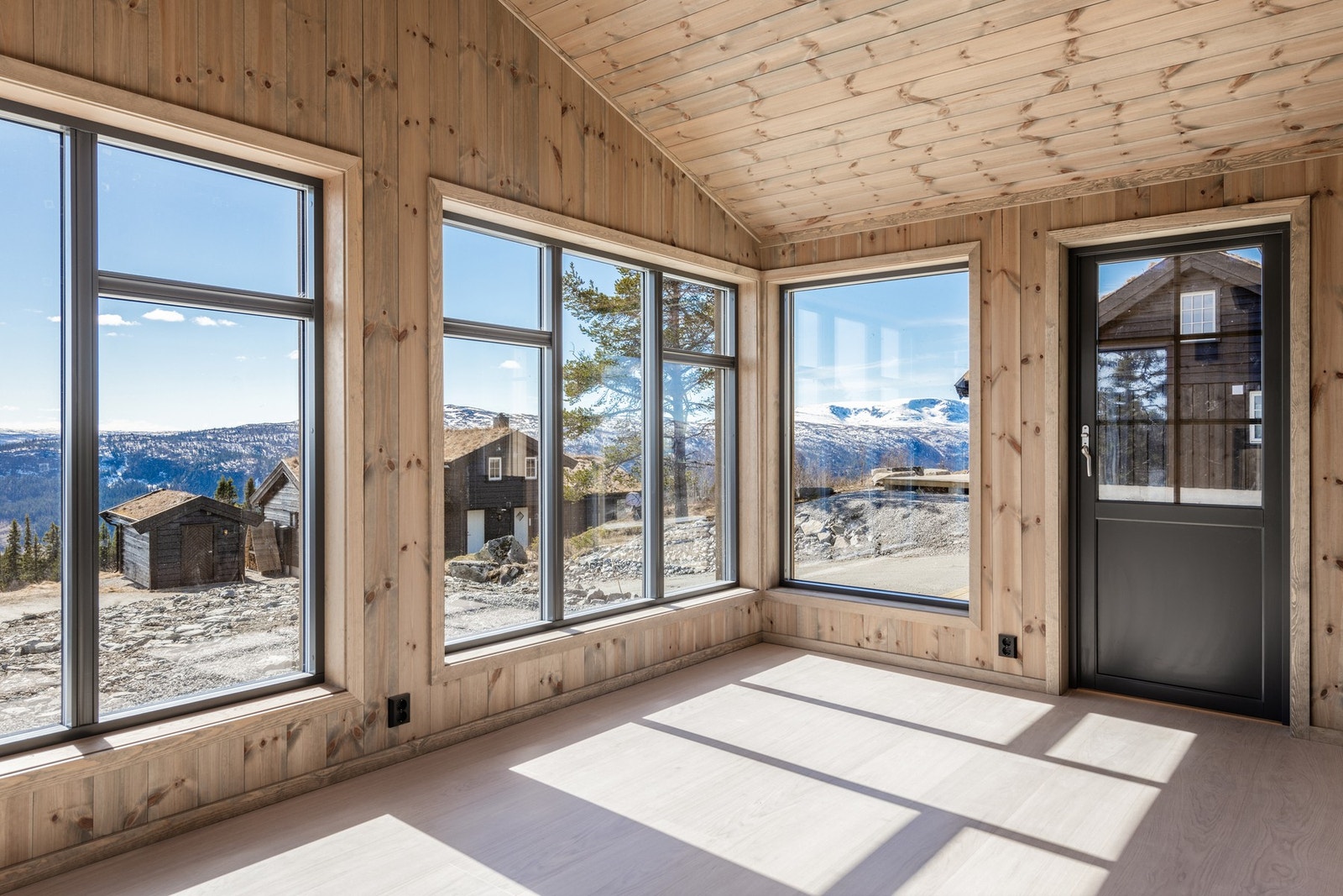 Gulv lagt med flytende Bjelin herdet tregulv type Eik Vistorp XXL Galleribilde