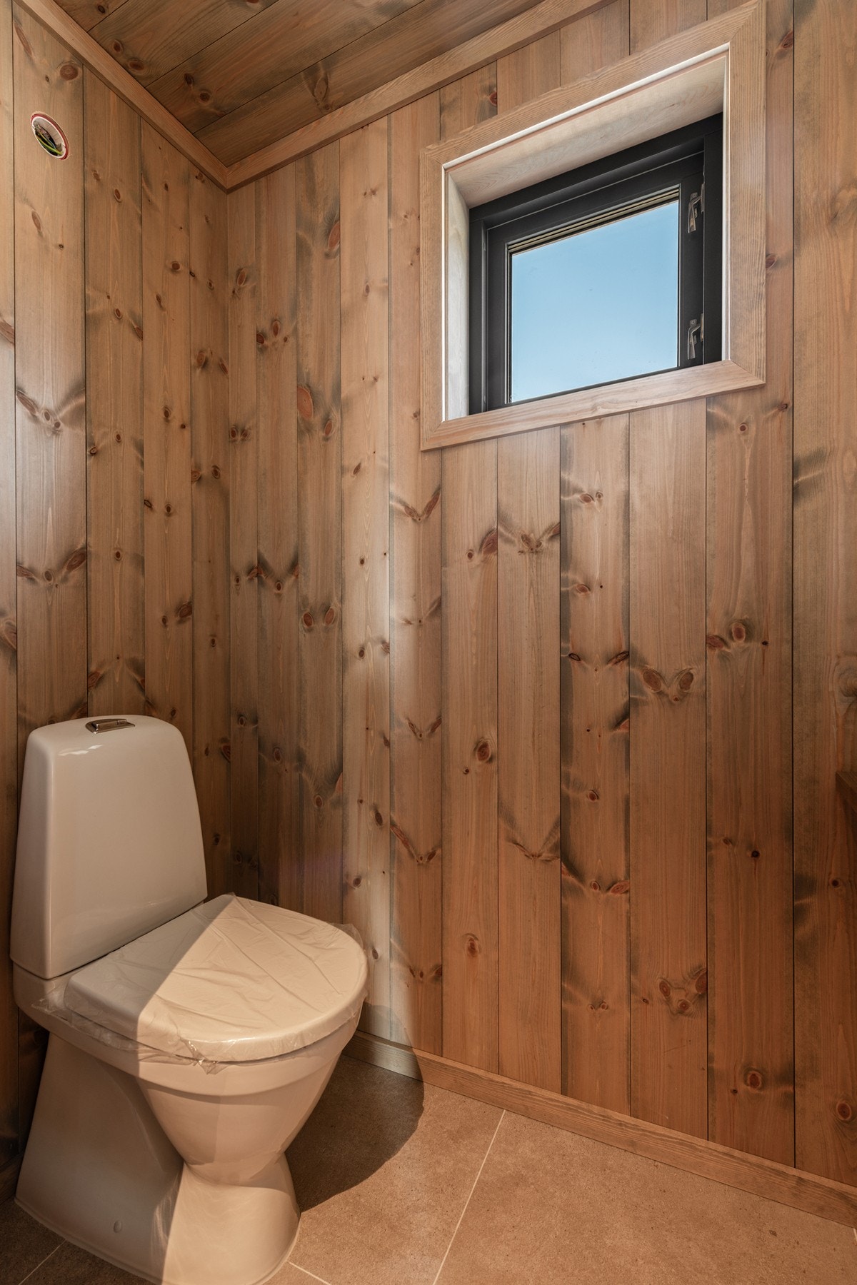 WC rom med toalett og vask Galleribilde