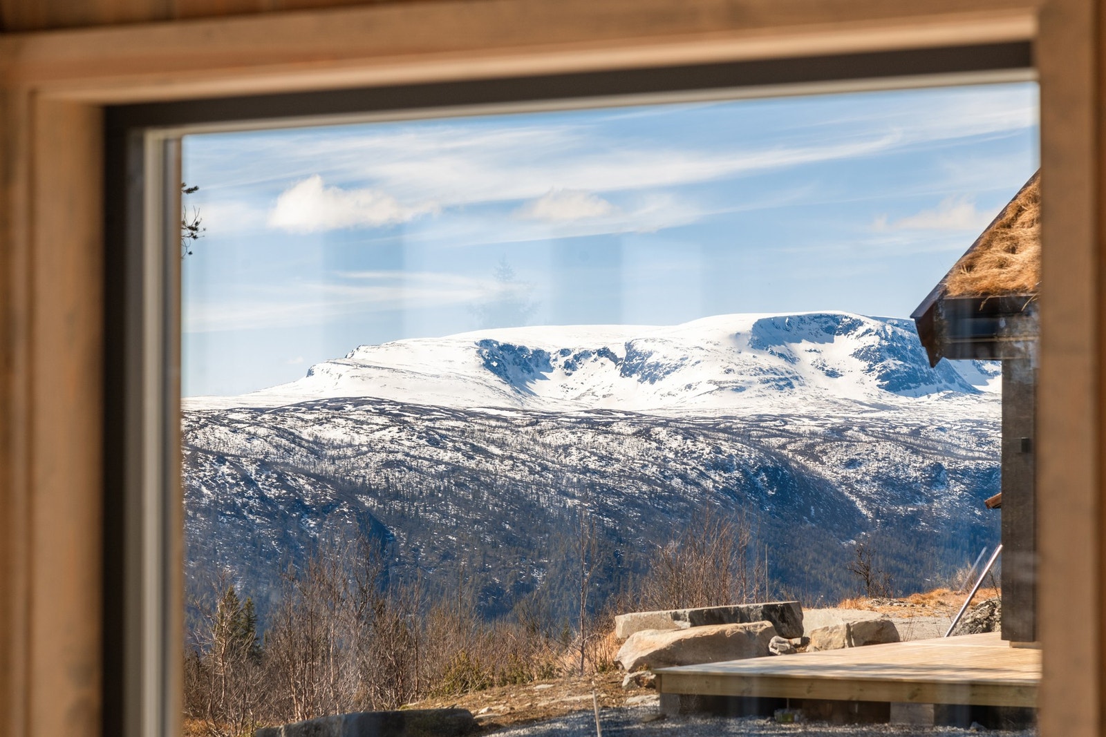 Utsikten mot Hallingskarvet gir roen man søker på hytten Galleribilde