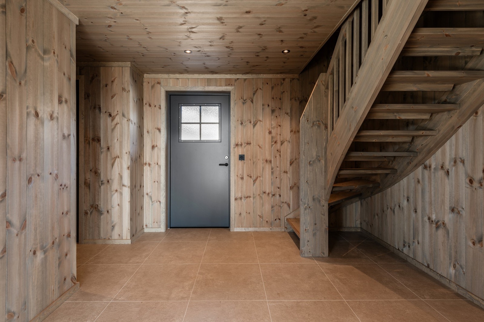 Stor lekker hall med flislagt gulv og varmekabler Galleribilde