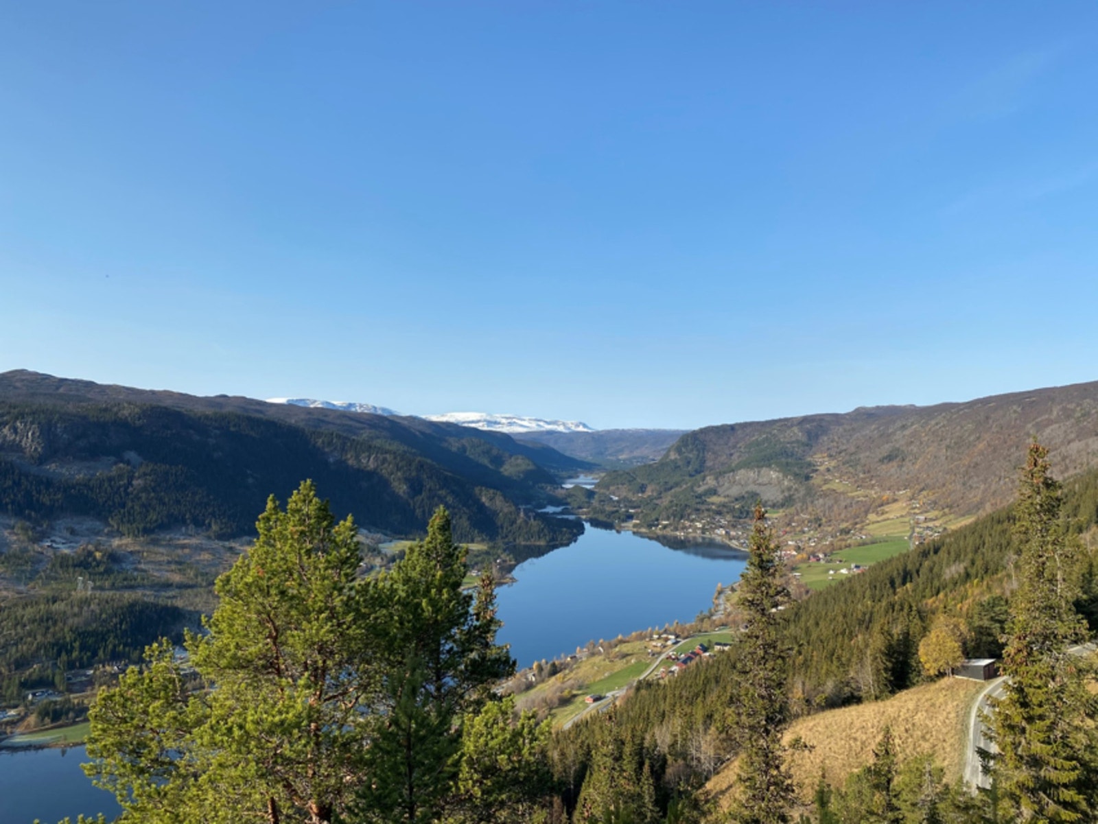 Naturen som omringer Hol er frodig og full av muligheter for et rikt friluftsliv Galleribilde