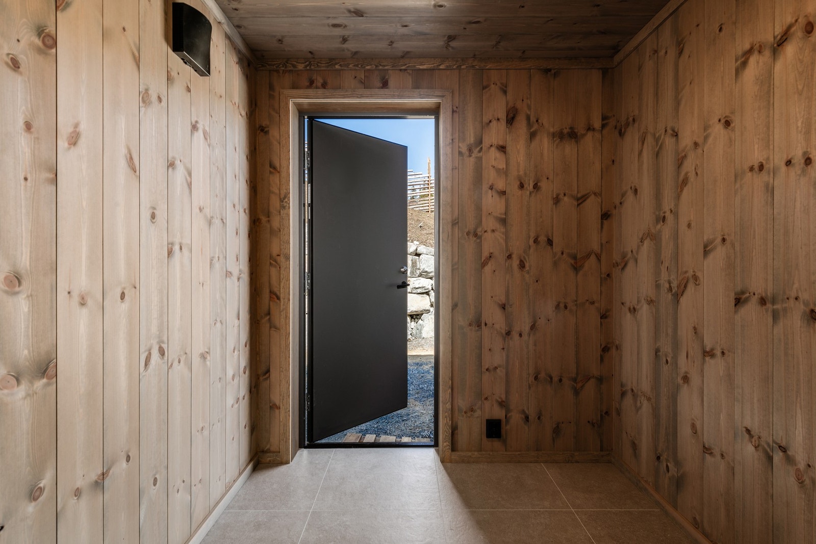 Bod med inngang både fra hytten og utenfra Galleribilde