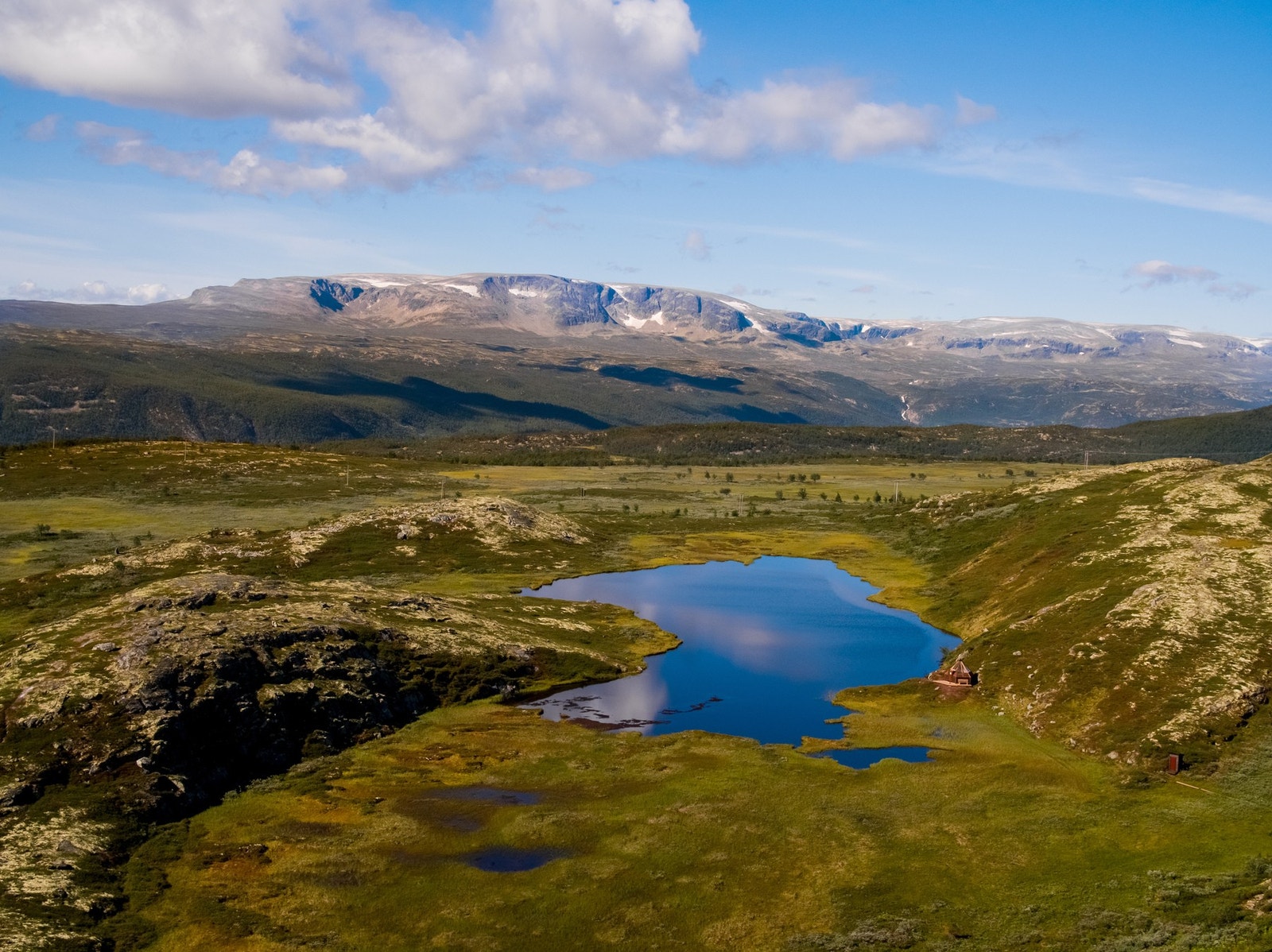 For den vågale, finnes det utallige fjellvann for en frisk dukkert Galleribilde