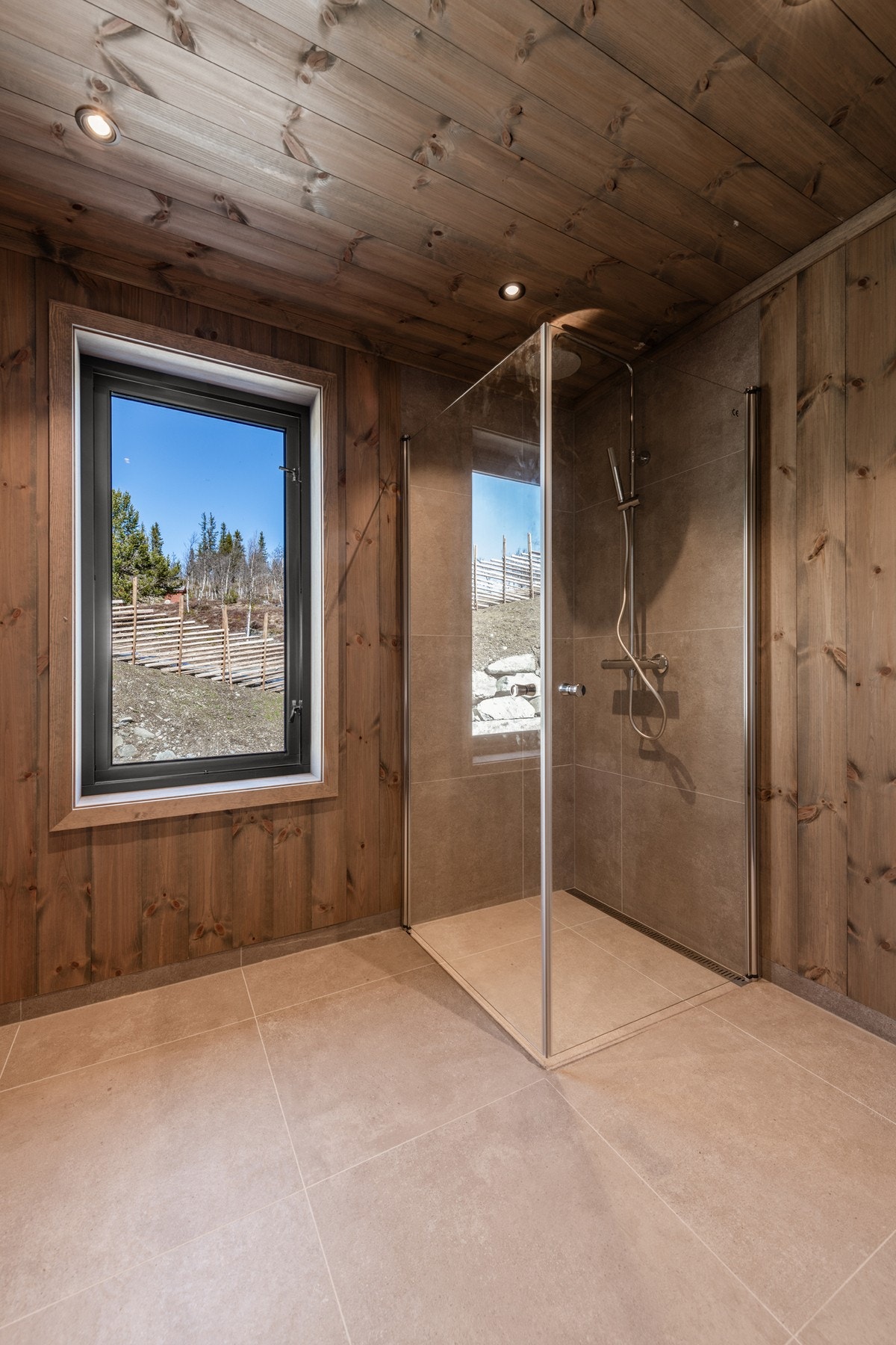 Dusj hjørne i klart glass med flislagte vegger og gulv Galleribilde