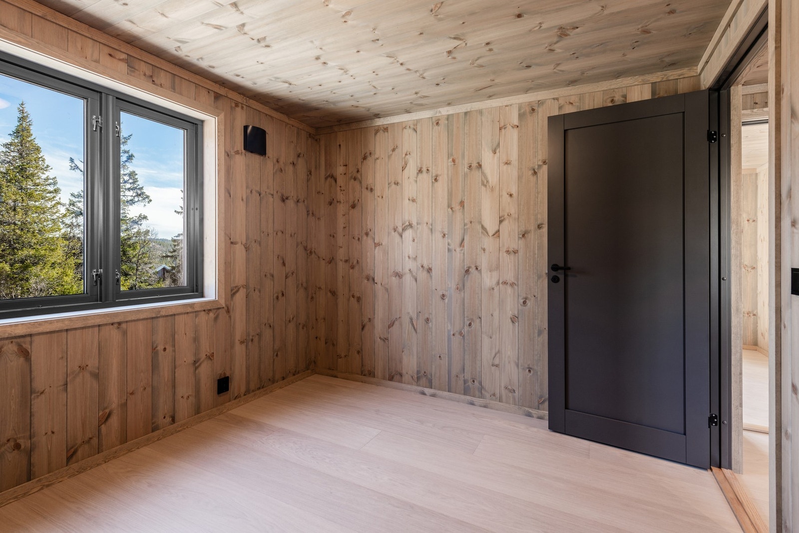 Hytten har to soverom i første etasje Galleribilde