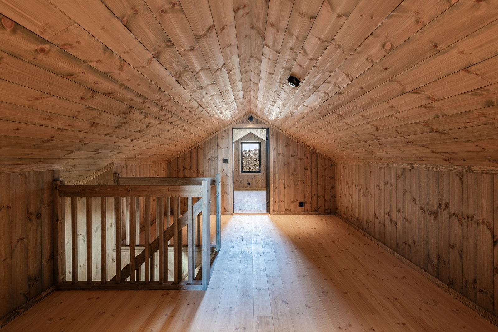 Hemsen består av tre disponible rom Galleribilde