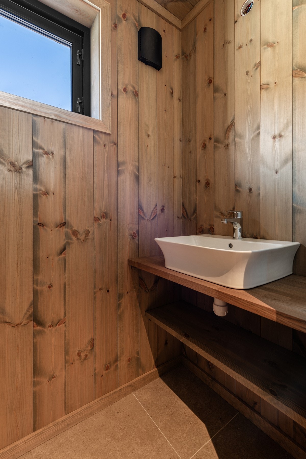 WC rom med toalett og vask Galleribilde