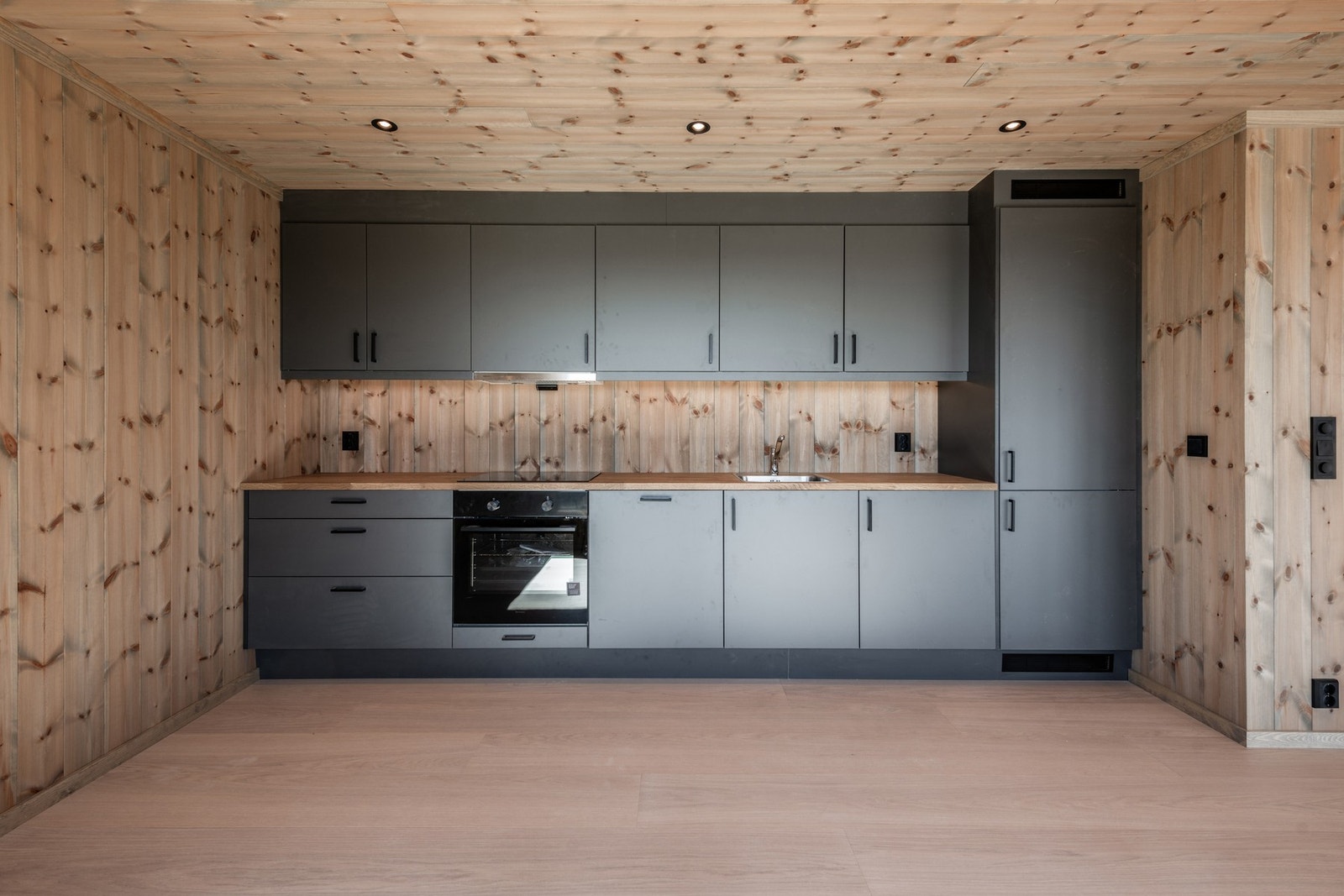 Kjøkken levert med benkeplate i beiset eik, og Elektrolux hvitevarer Galleribilde