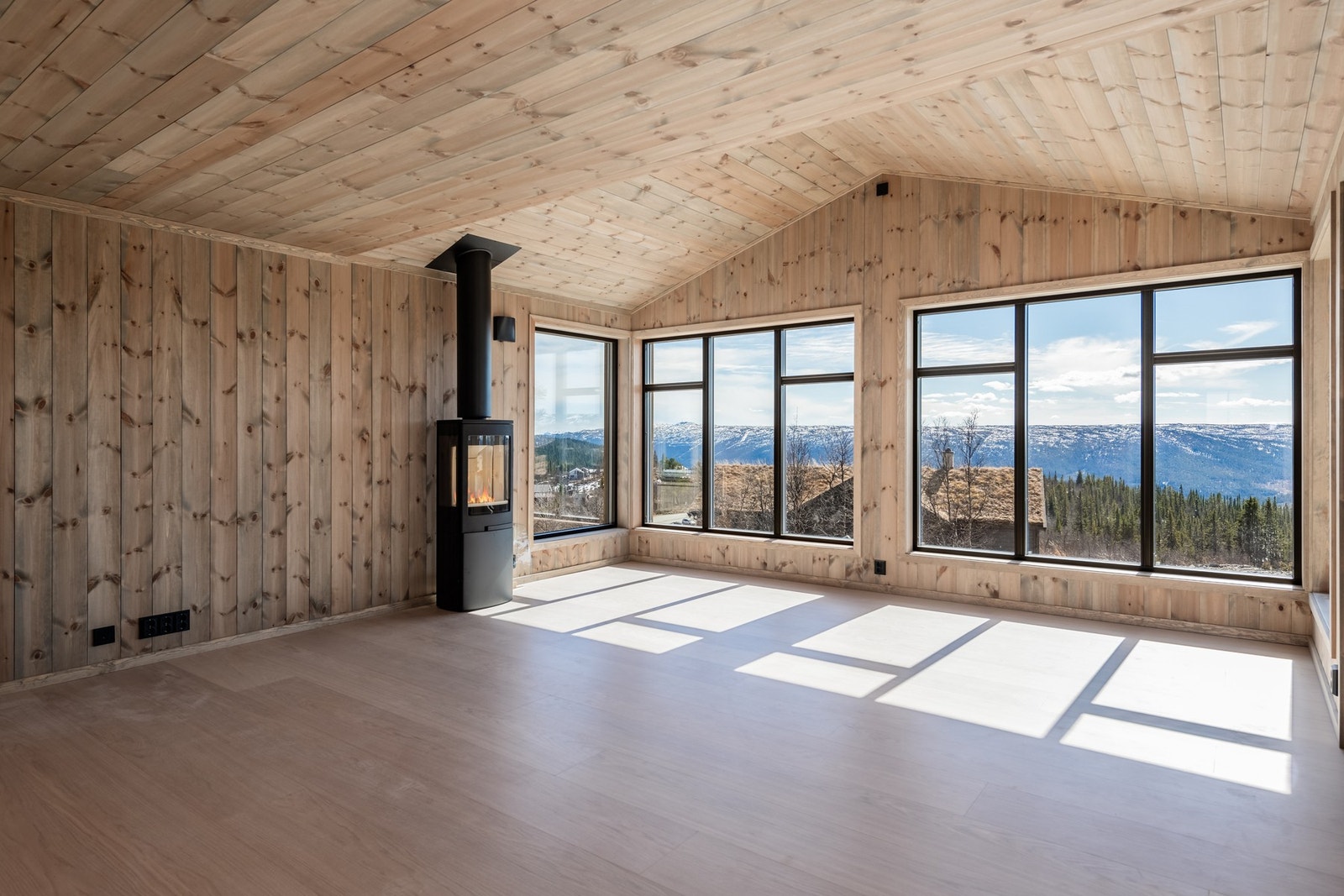 Hytten leveres med Nordpeis type Duo 1 med glassplate Galleribilde