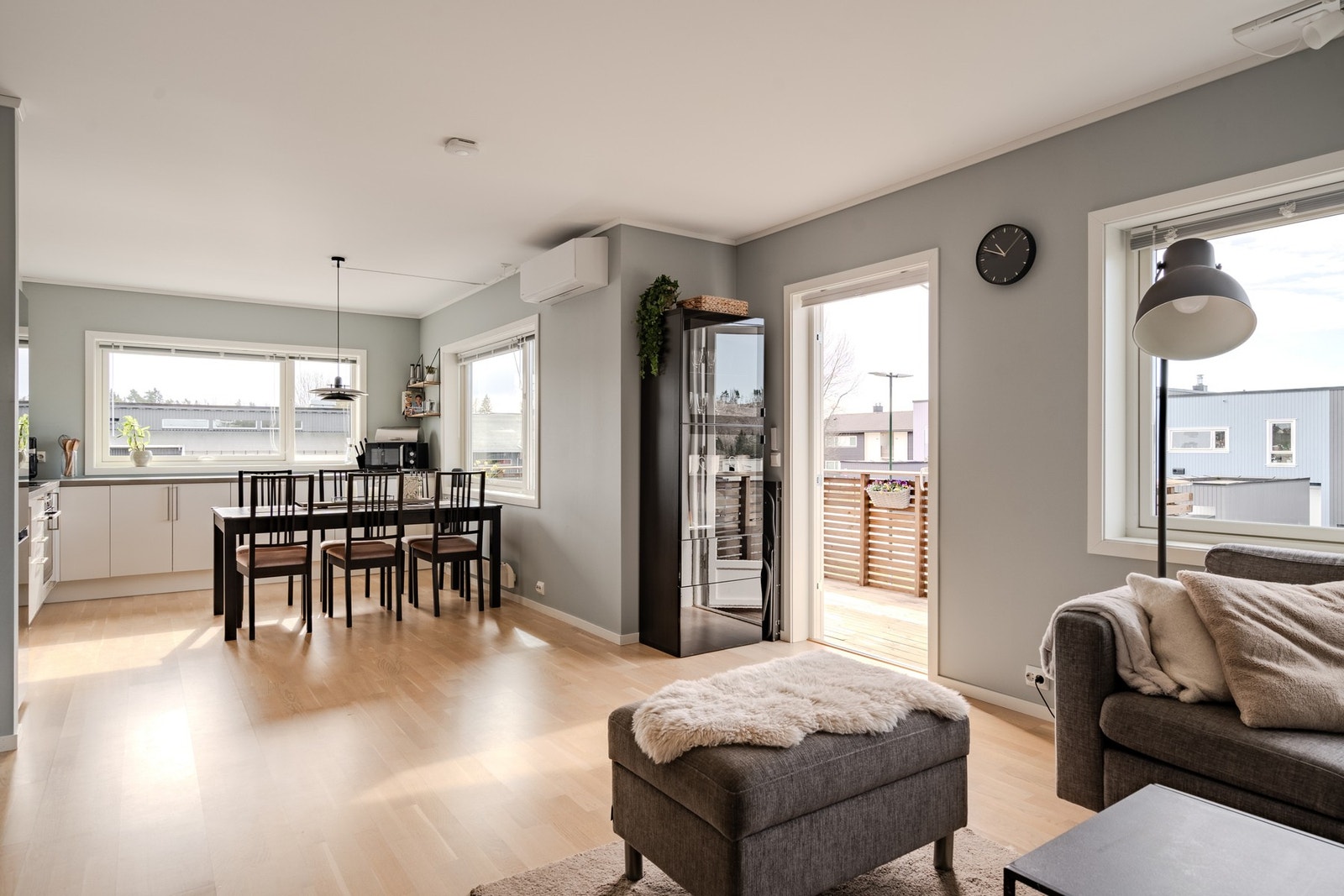 Leiligheten har en god oppholdssone med lys og åpen stue/kjøkken -løsning med store vindusflater Galleribilde