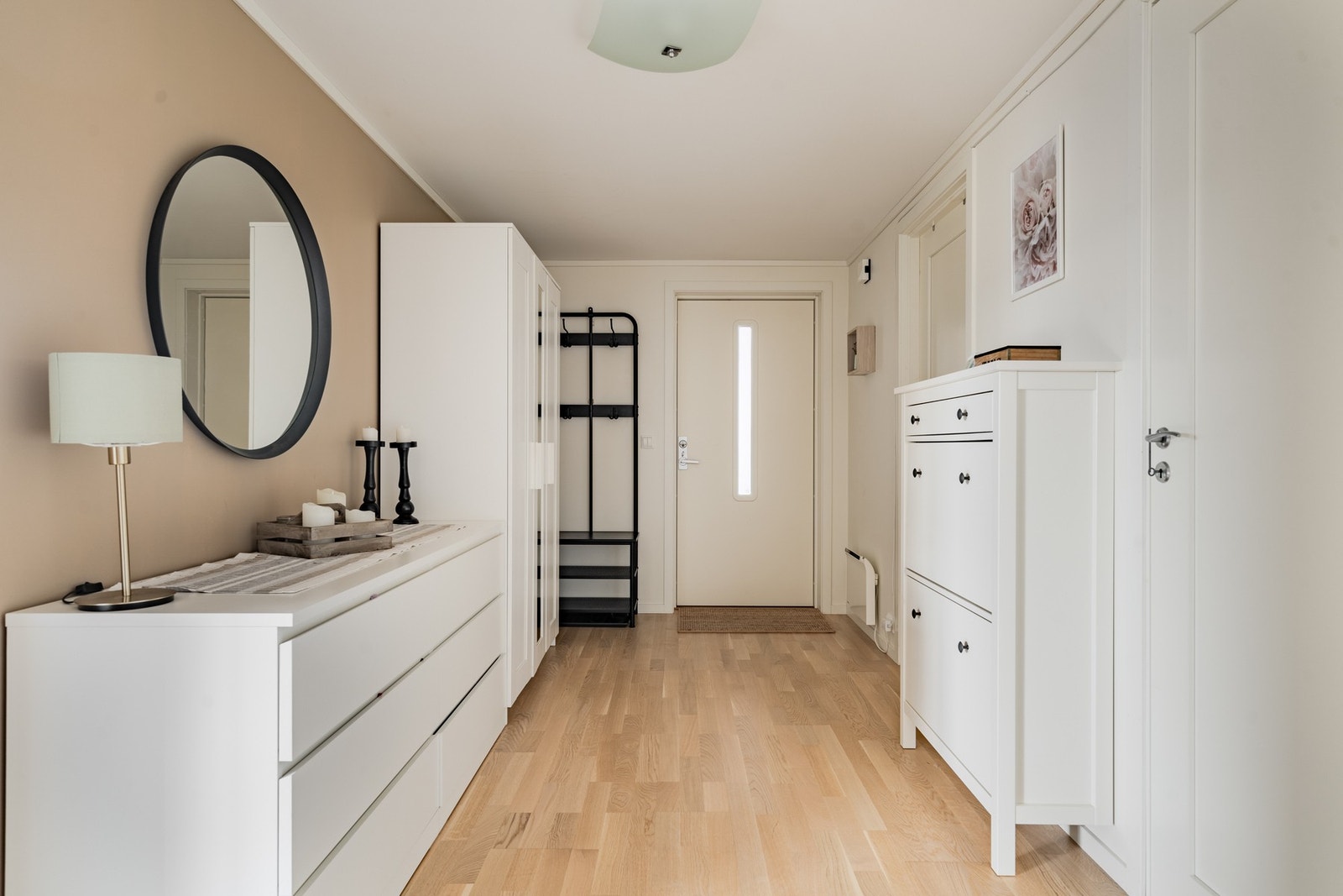 Romslig entré med god plass til oppbevaringsløsninger Galleribilde