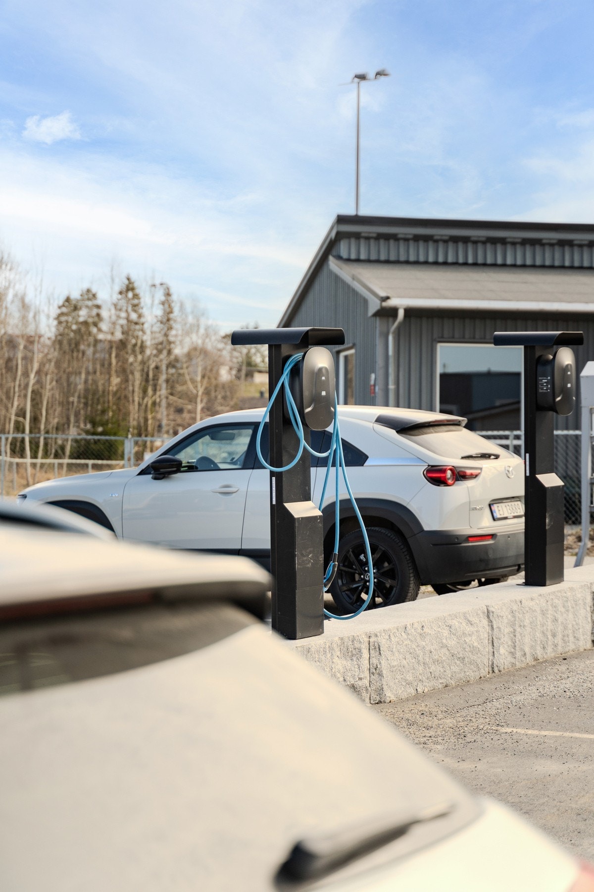 Fast p-plass med elbillader Galleribilde