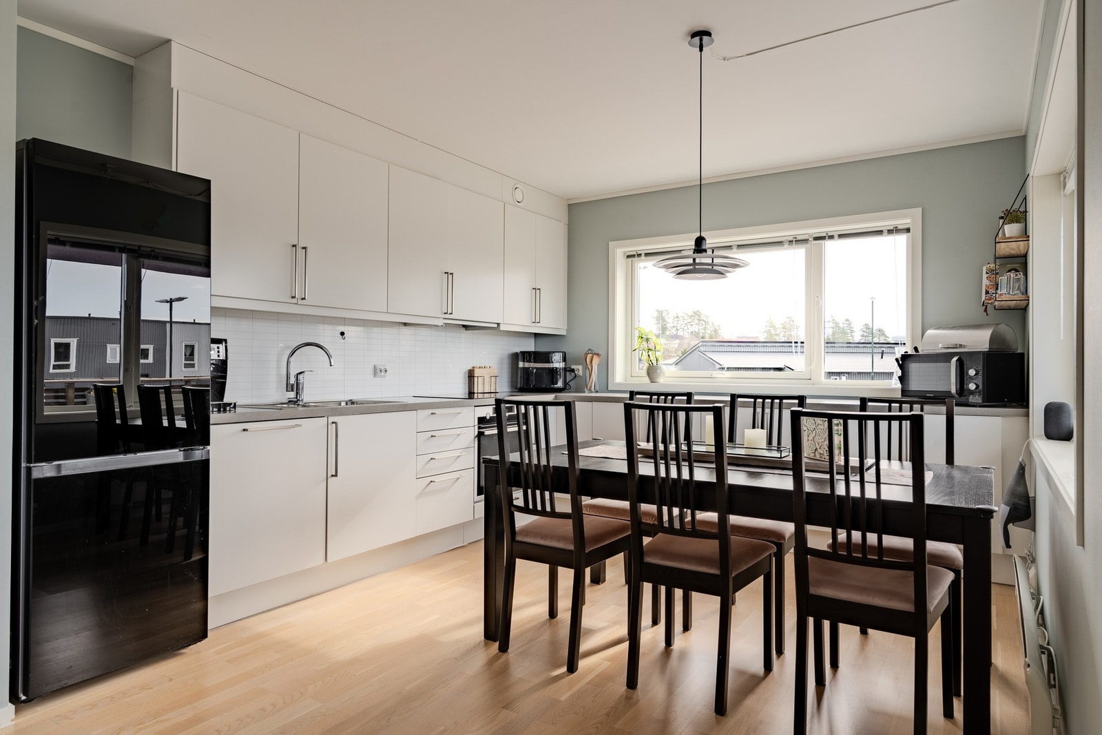 HTH-kjøkkeninnredning og god plass til spisegruppe Galleribilde