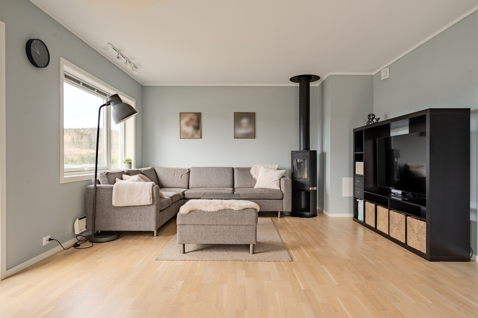 Peisovn som en god alternativ oppvarmingskilde i stuen Galleribilde