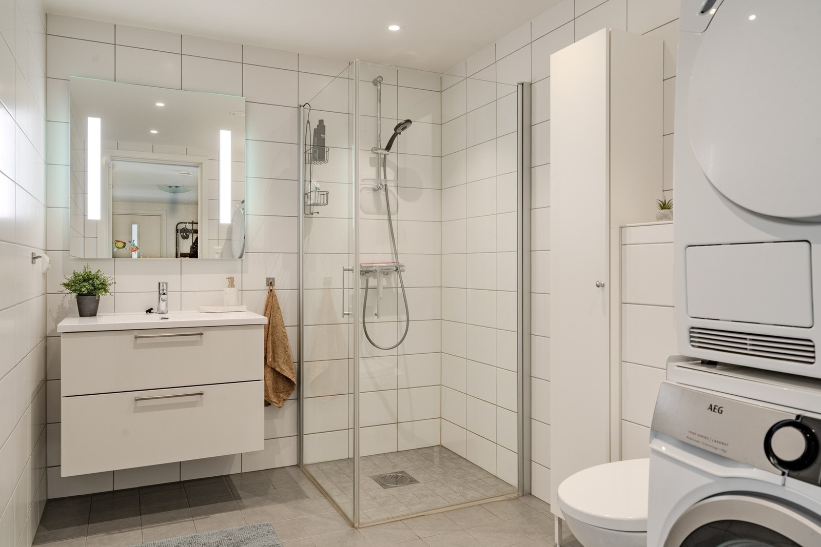 Flislagt kombinert bad/wc/vaskerom Galleribilde