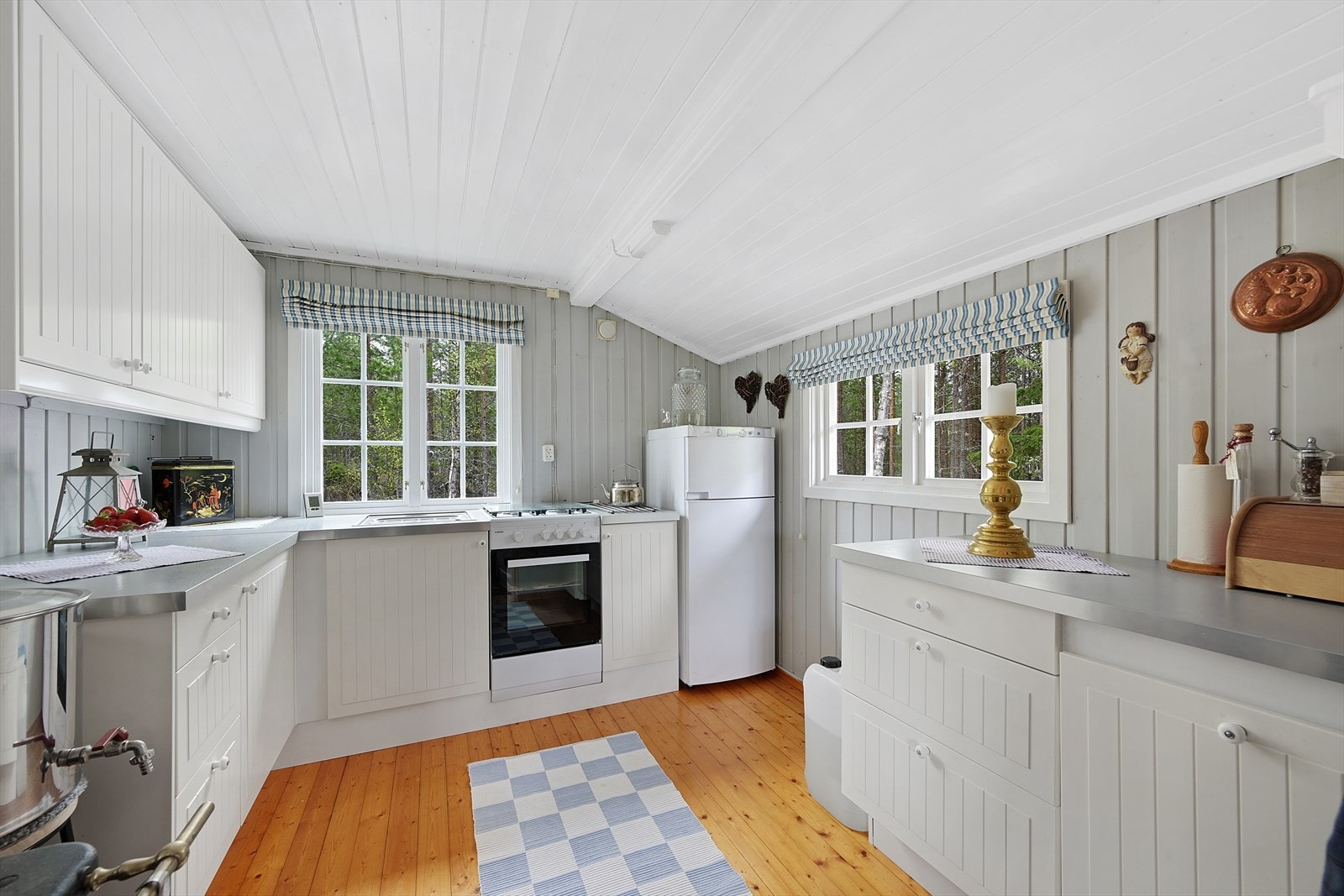 Hytta fremstår som godt vedlikeholdt og får strøm fra solcellepanel. Kjøkkenet er også svært romslig med mye skap-/arbeidsplass. Galleribilde