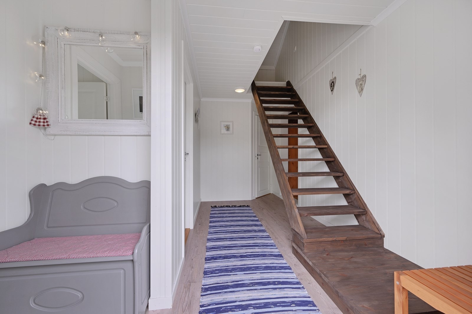 I den nyere delen er det totalt 3 soverom. 1 i hovedetasjen og 2 i hems, samt bad og toalettrom. Galleribilde