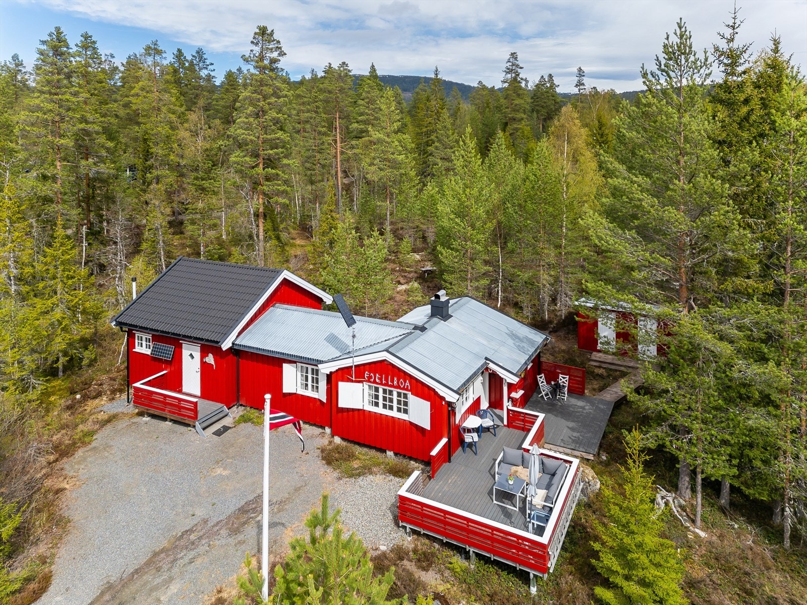 Hytta er opprinnelig fra 1970, ble påbygget i 1999 og det er oppført et tilbygg i perioden 2016-19. Galleribilde