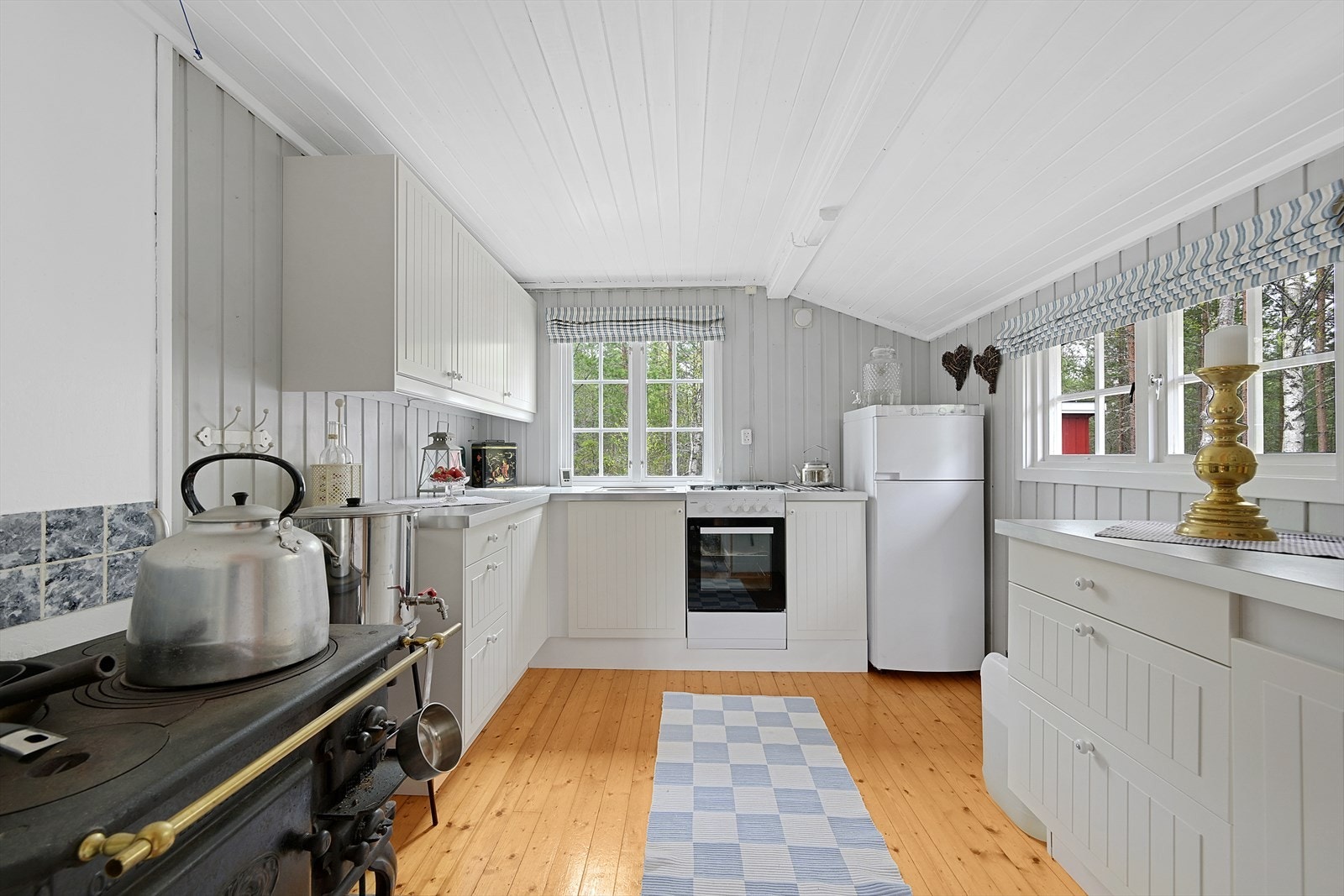 Kjøkkenet har innredning med profilerte fronter, fra 2009. Galleribilde