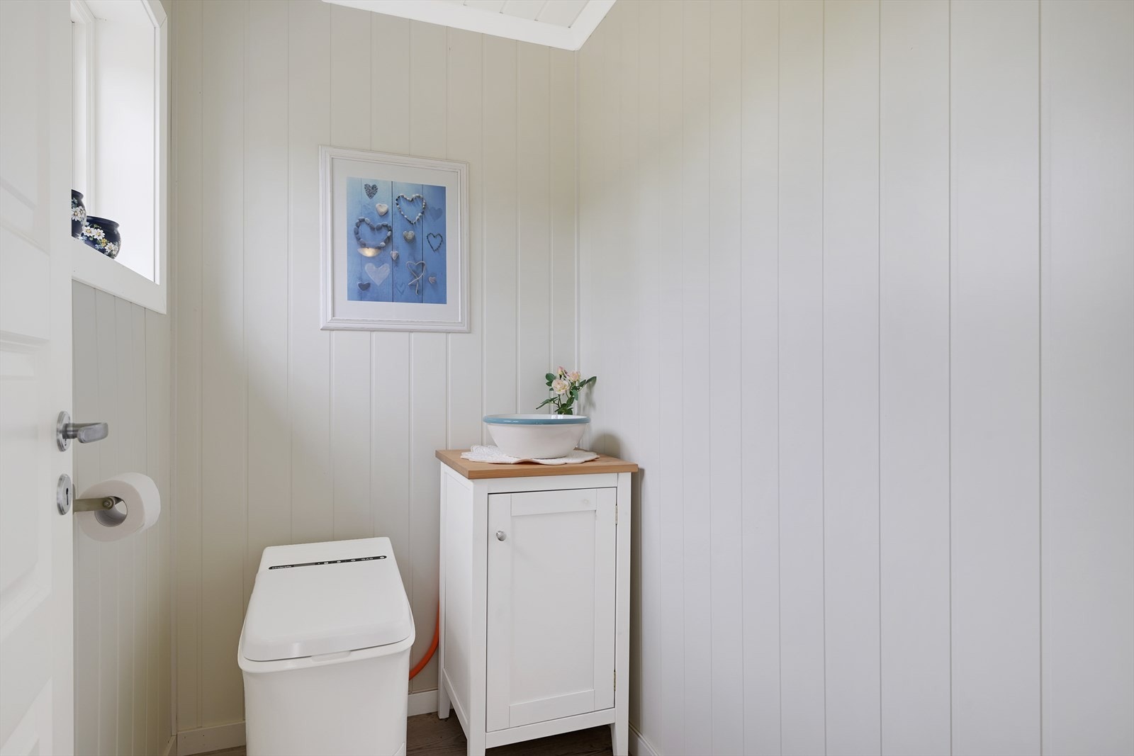 Toalettrom med forbrenningstoalett. Galleribilde