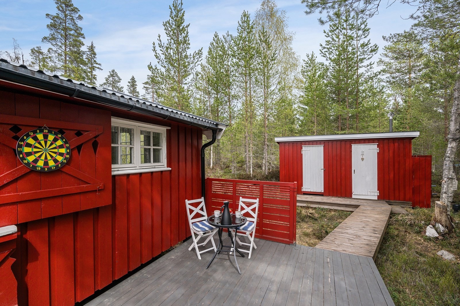 Enkel adgang til ute toalett. Galleribilde
