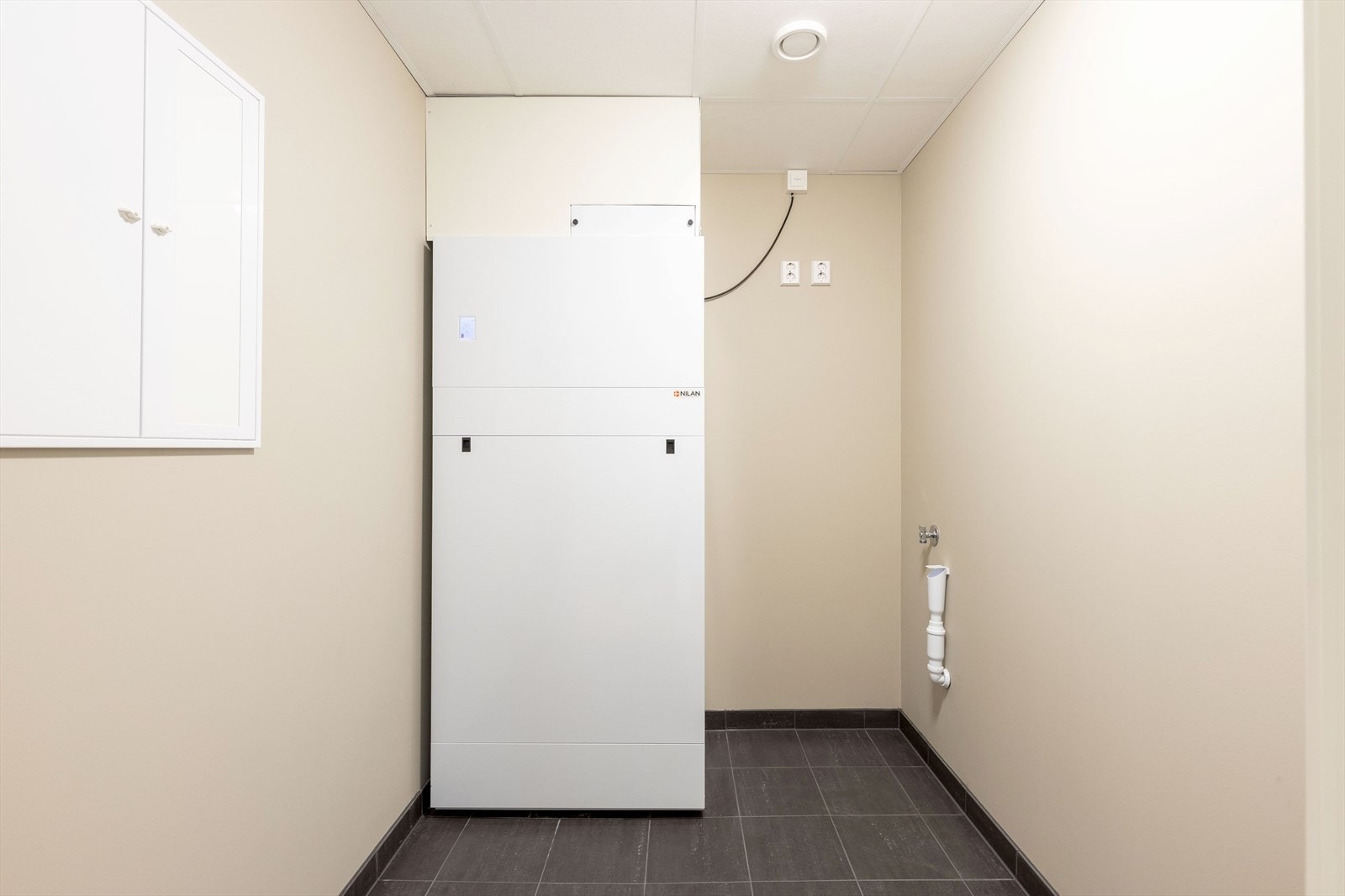 Teknisk rom/vaskerom med balansert ventilasjonsanlegg og opplegg for vaskemaskin. Galleribilde