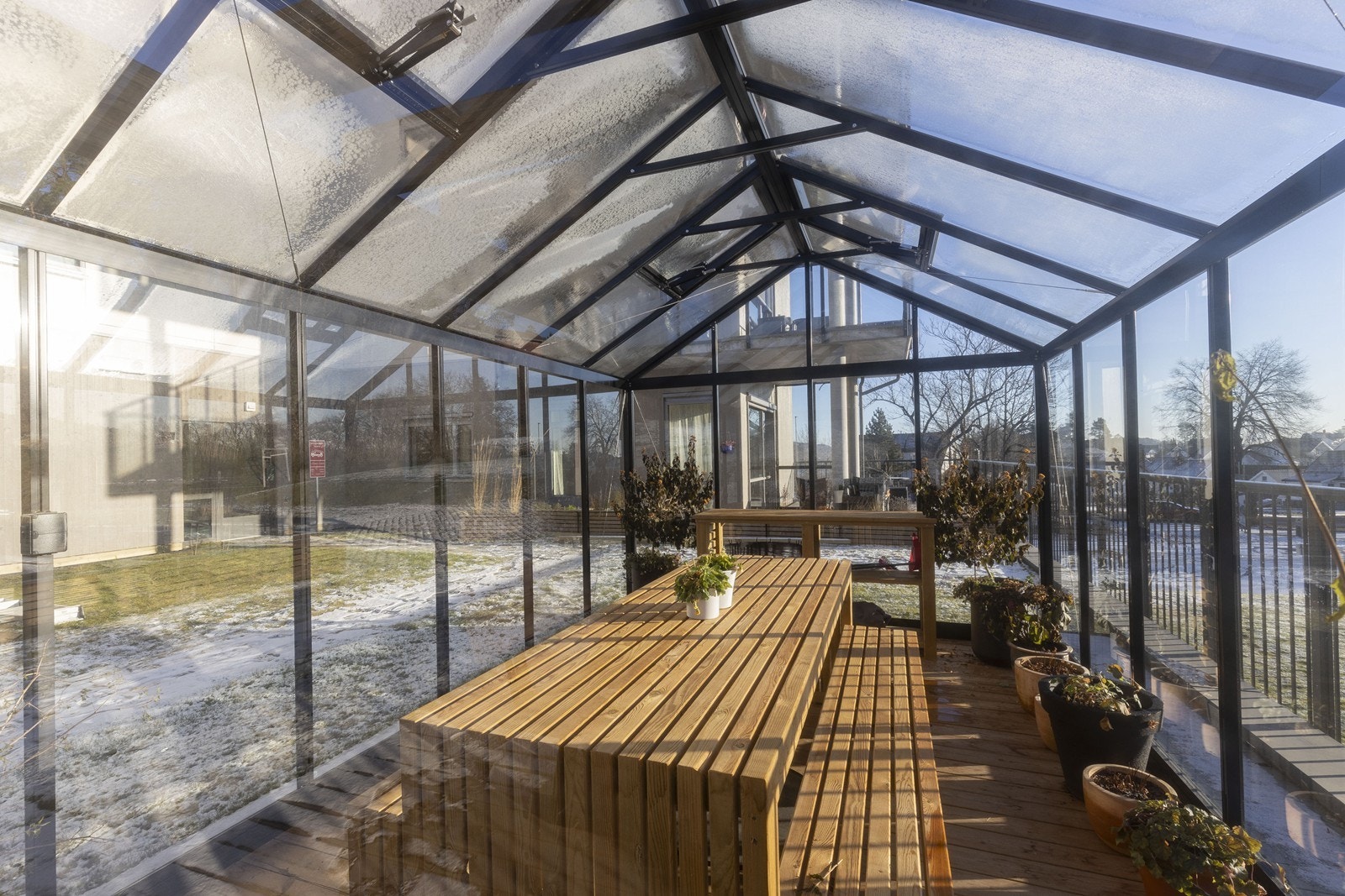 Drivhus for sosialt samvær og grønne fingre. Galleribilde