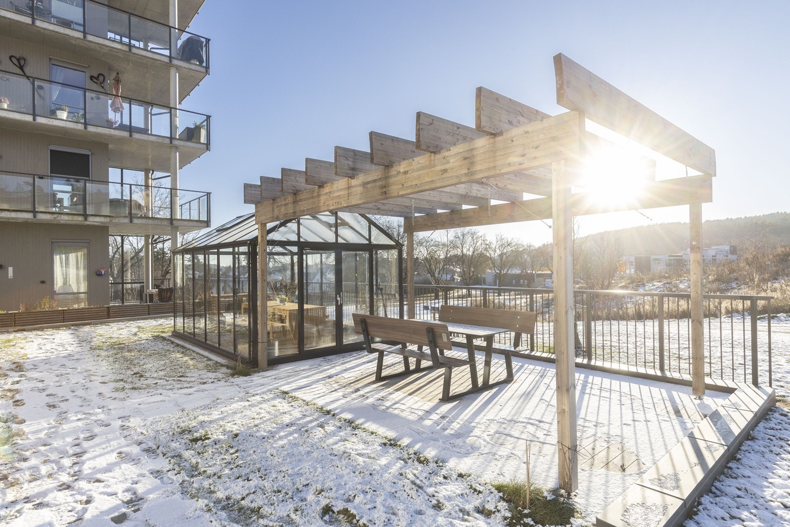 Borettslaget har felles drivhus for de med grønne fingre og en pergola med sosiale soner. Galleribilde